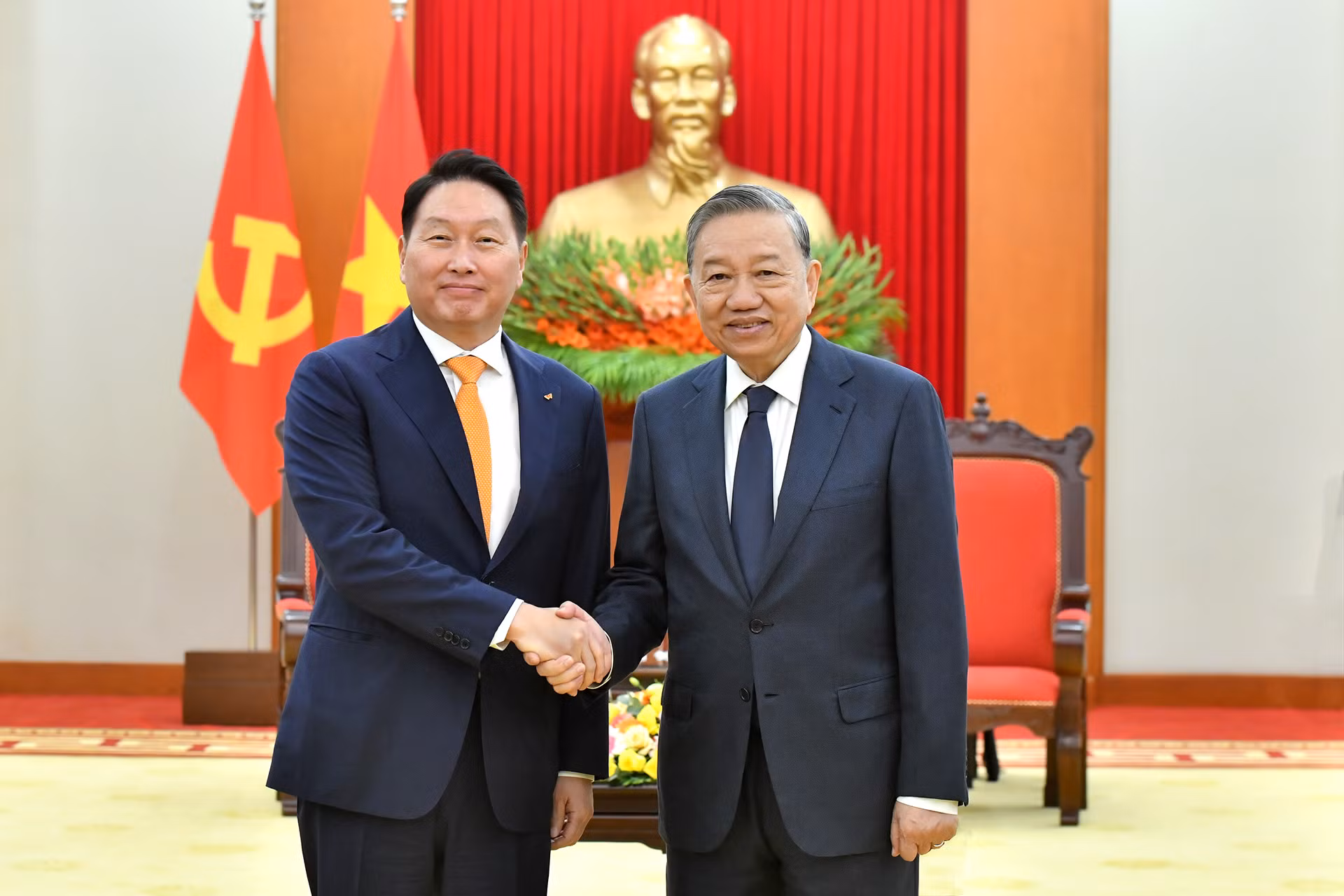 Tổng Bí thư Tô Lâm và Chủ tịch Tập đoàn SK Hàn Quốc Chey Tae-won. Tổng Bí thư Tô Lâm và Chủ tịch Tập đoàn SK Hàn Quốc Chey Tae-won.