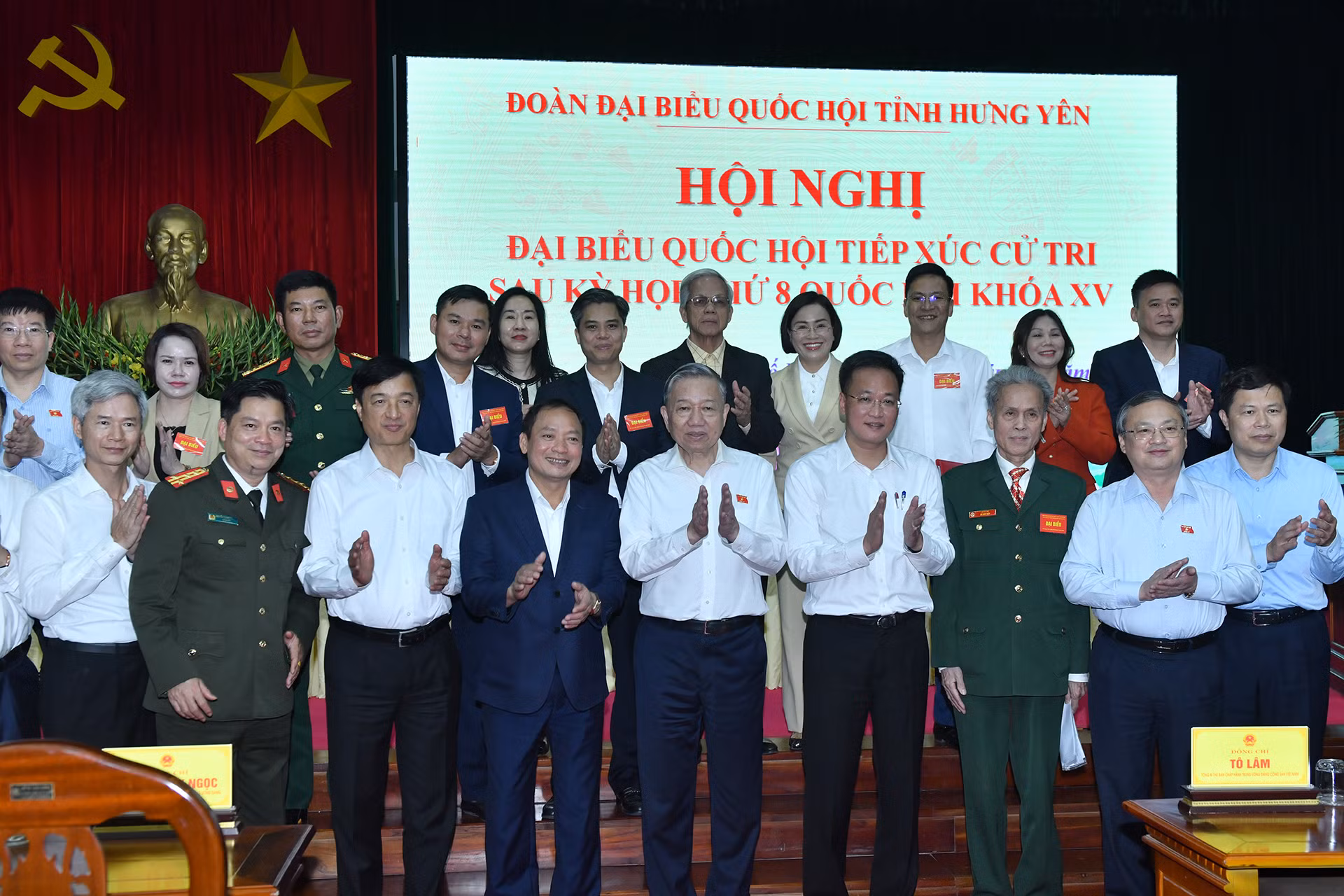 Tổng Bí thư Tô Lâm cùng các đại biểu và cử tri tại hội nghị. Tổng Bí thư Tô Lâm cùng các đại biểu và cử tri tại hội nghị.