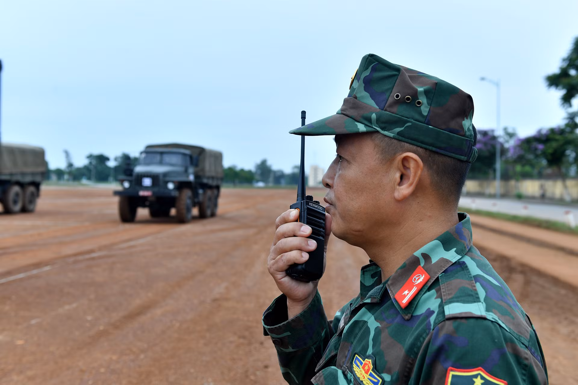 Giáo viên tổ chức huấn luyện cho học viên tại bãi tập.