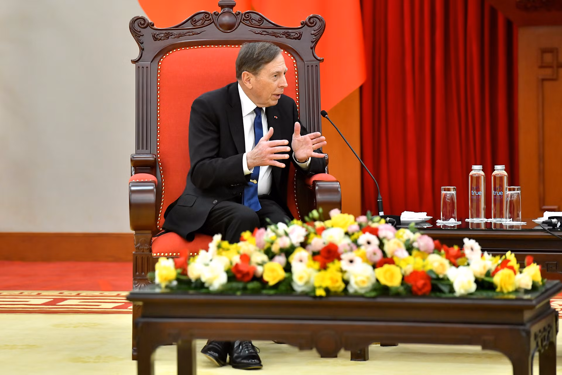 Ông David H. Petraeus, đồng sở hữu Quỹ kiêm Chủ tịch Viện toàn cầu Quỹ đầu tư Kohlberg Kravis Roberts, tại buổi tiếp. Ông David H. Petraeus, đồng sở hữu Quỹ kiêm Chủ tịch Viện toàn cầu Quỹ đầu tư Kohlberg Kravis Roberts, tại buổi tiếp.