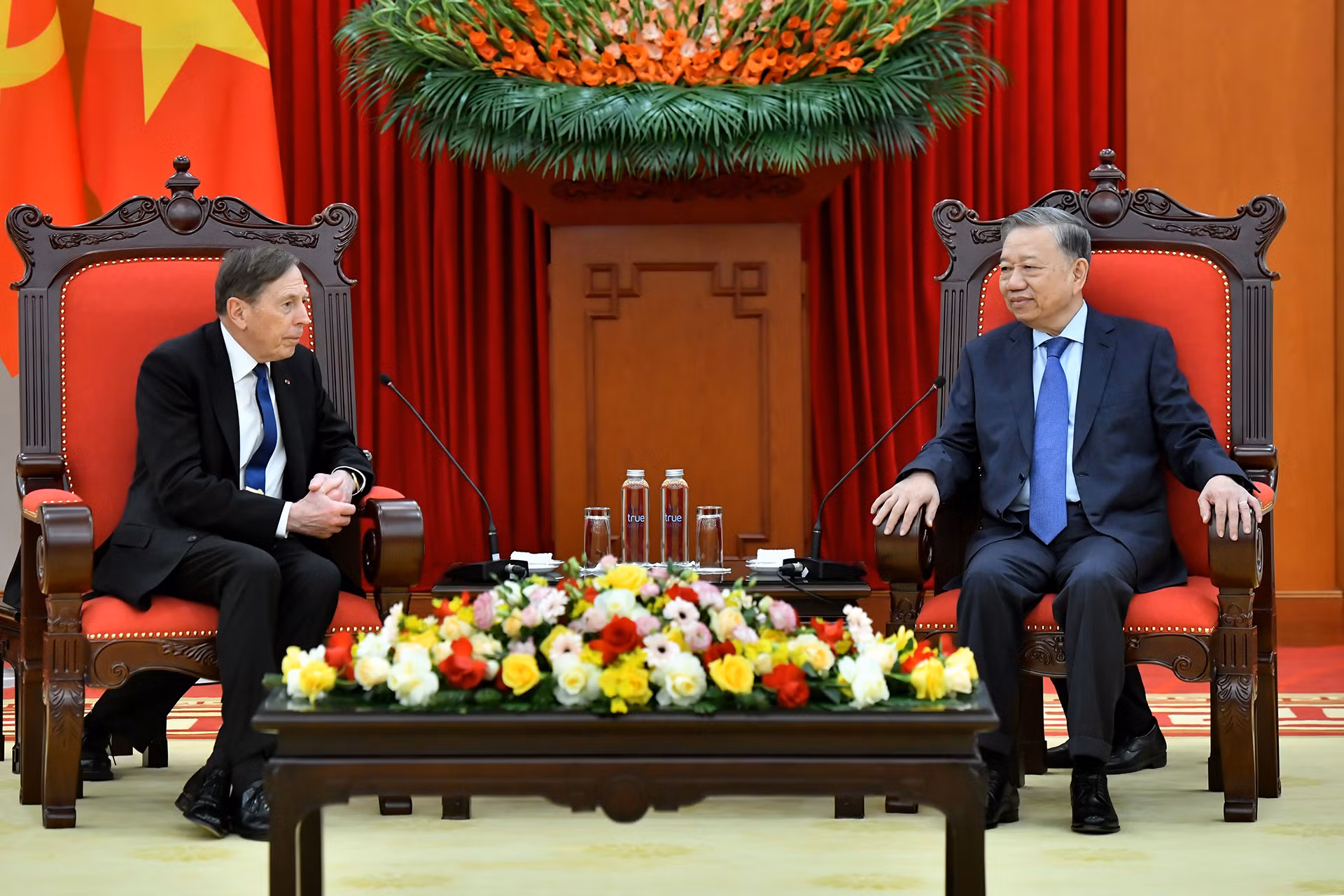 Tổng Bí thư Tô Lâm tiếp ông David H. Petraeus, đồng sở hữu Quỹ kiêm Chủ tịch Viện toàn cầu Quỹ đầu tư Kohlberg Kravis Roberts. Tổng Bí thư Tô Lâm tiếp ông David H. Petraeus, đồng sở hữu Quỹ kiêm Chủ tịch Viện toàn cầu Quỹ đầu tư Kohlberg Kravis Roberts.