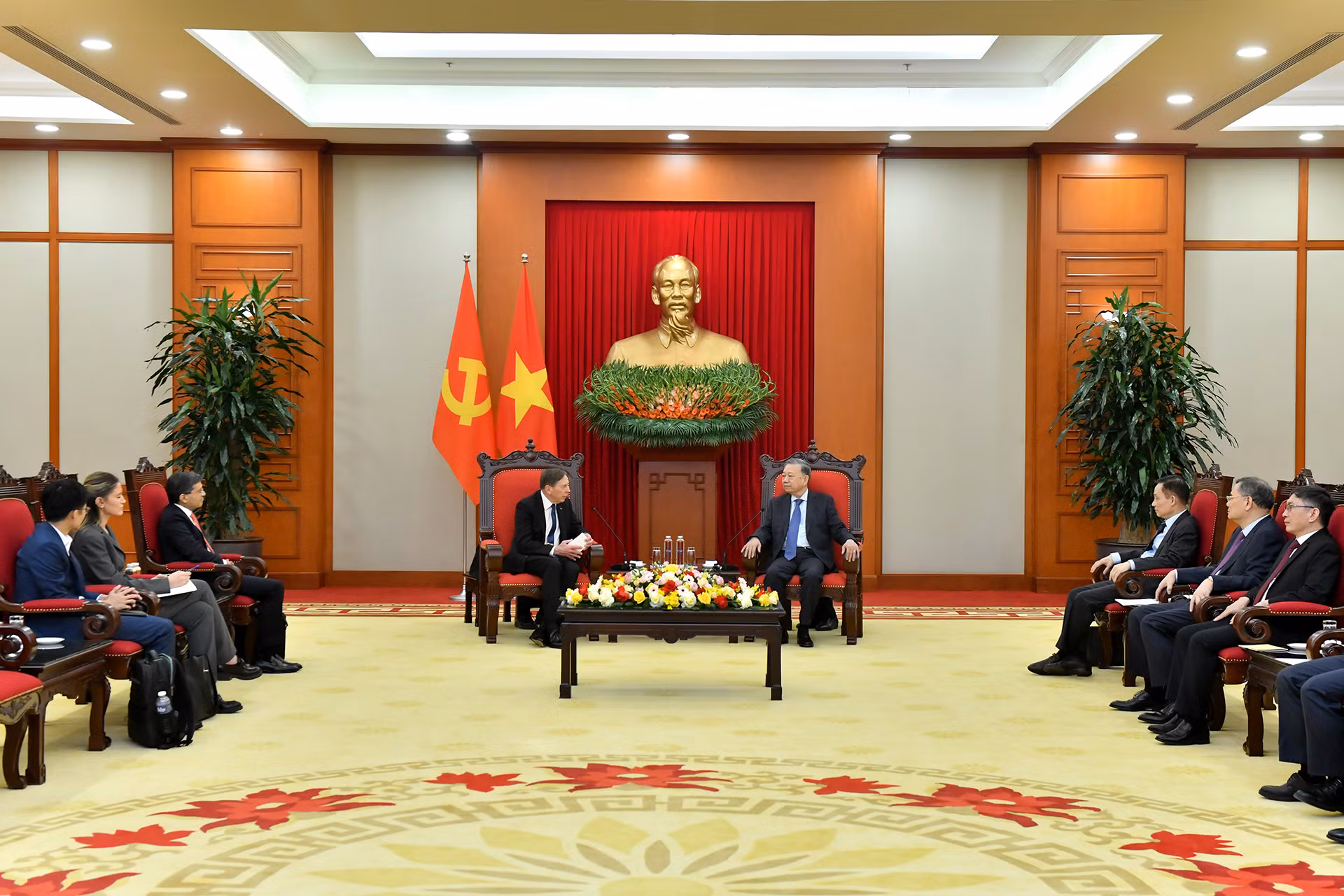 Quang cảnh buổi tiếp tại Trụ sở Trung ương Đảng. Quang cảnh buổi tiếp tại Trụ sở Trung ương Đảng.