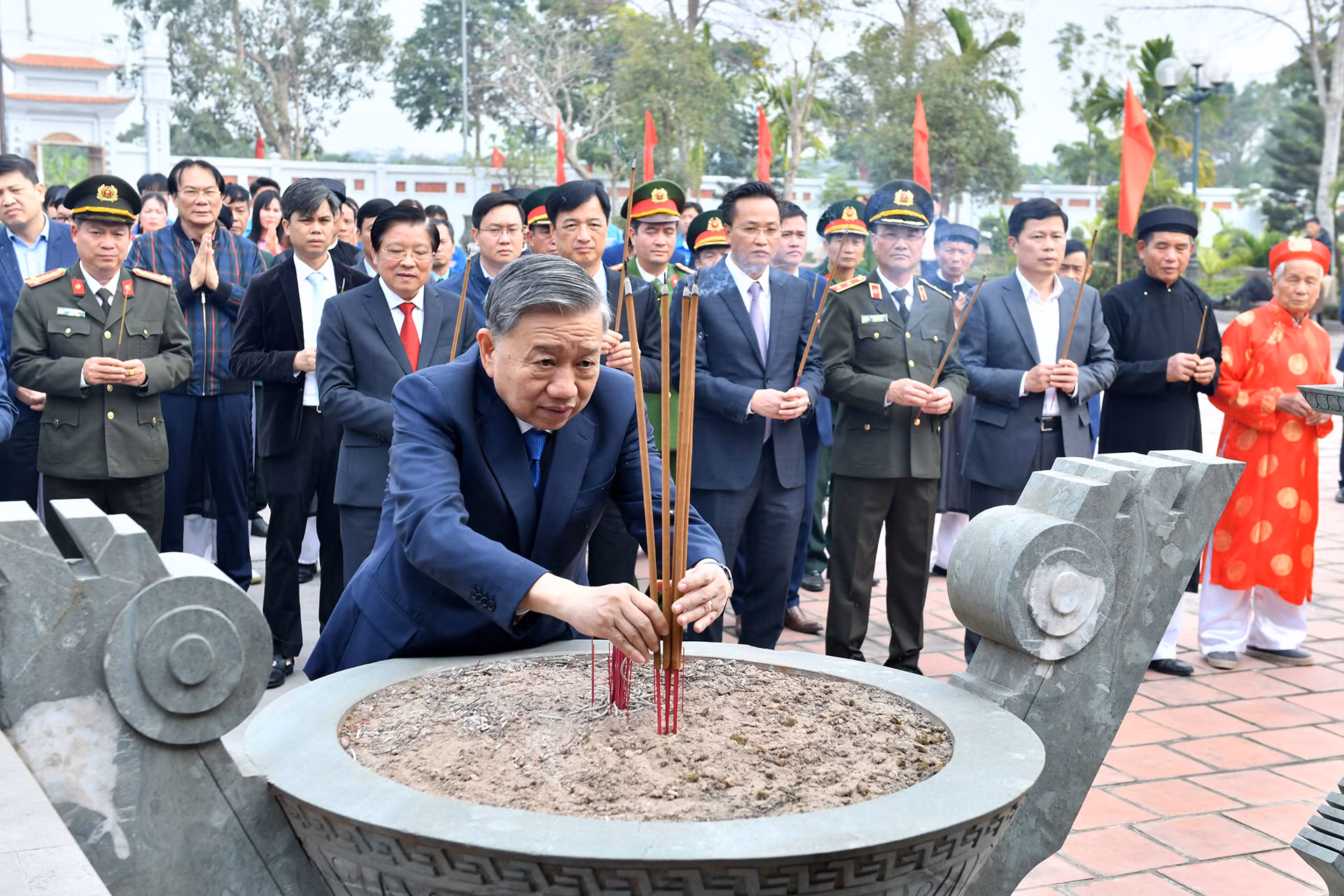 Tổng Bí thư Tô Lâm dâng hương tại Đền thờ Triệu Việt Vương (xã Phạm Hồng Thái, huyện Khoái Châu).