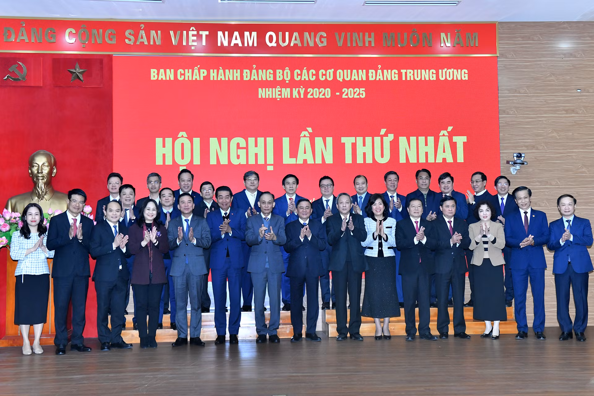Đồng chí Trần Cẩm Tú, Ủy viên Bộ Chính trị, Thường trực Ban Bí thư, Bí thư Đảng ủy các cơ quan Đảng Trung ương và các đồng chí trong Ban chấp hành Đảng bộ các cơ quan Đảng Trung ương dự hội nghị.