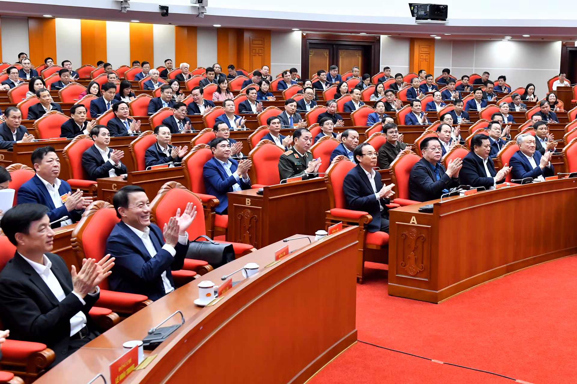 Các đồng chí lãnh đạo Đảng, Nhà nước và các đại biểu tham dự hội nghị.