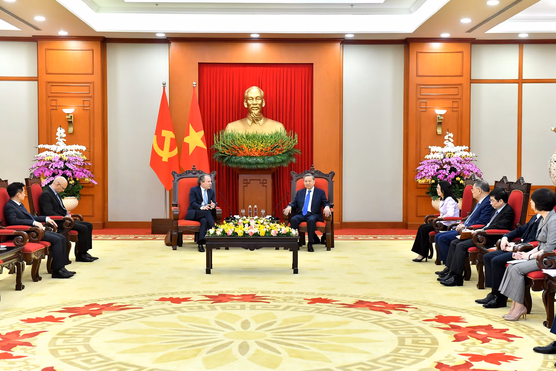 Quang cảnh buổi tiếp tại Trụ sở Trung ương Đảng. Quang cảnh buổi tiếp tại Trụ sở Trung ương Đảng.
