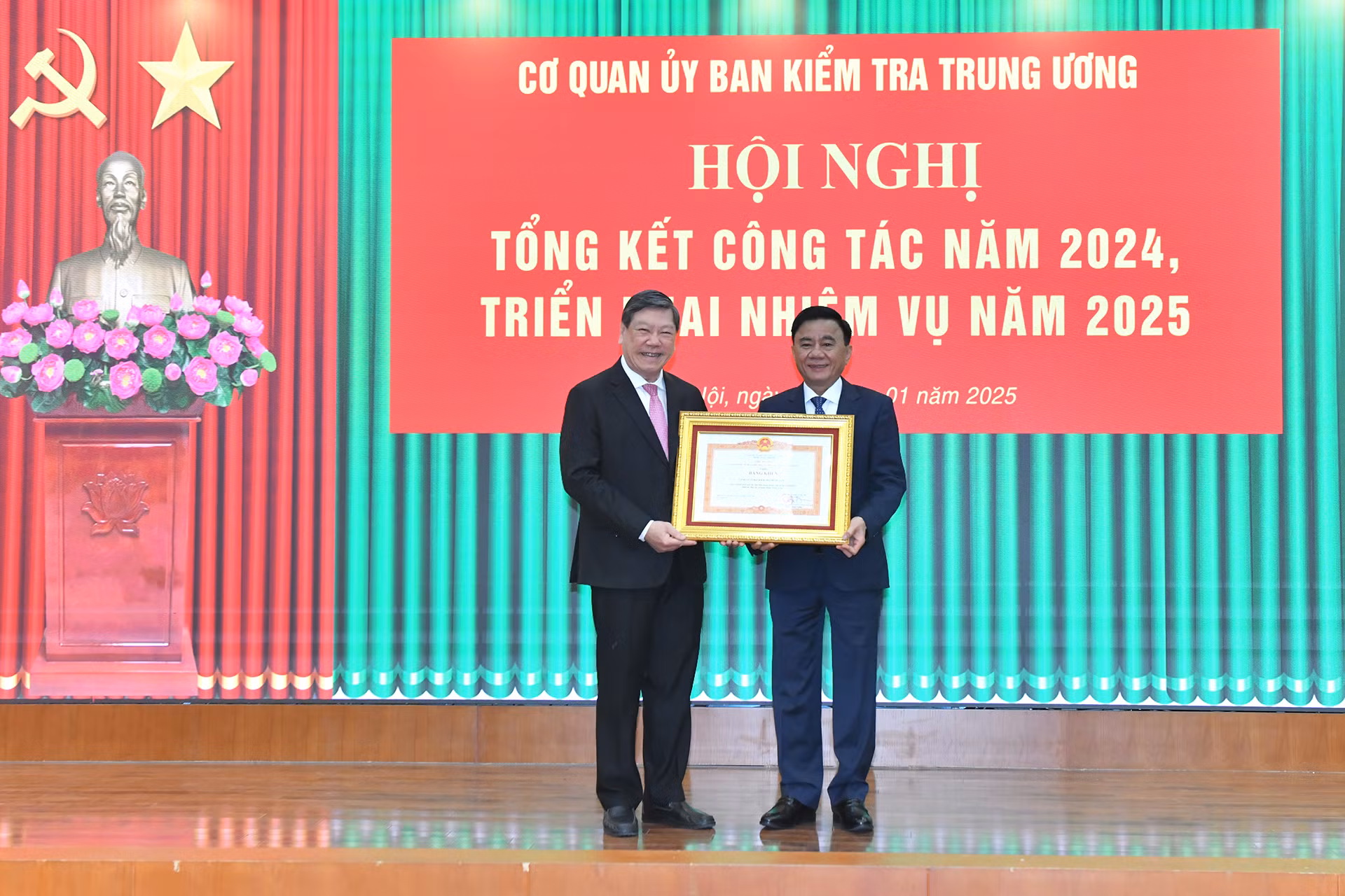Đồng chí Trần Cẩm Tú, Ủy viên Bộ Chính trị, Thường trực Ban Bí thư, Chủ nhiệm Ủy ban Kiểm tra Trung ương trao Bằng khen của Thủ tướng Chính phủ tặng Cơ quan Ủy ban Kiểm tra Trung ương.