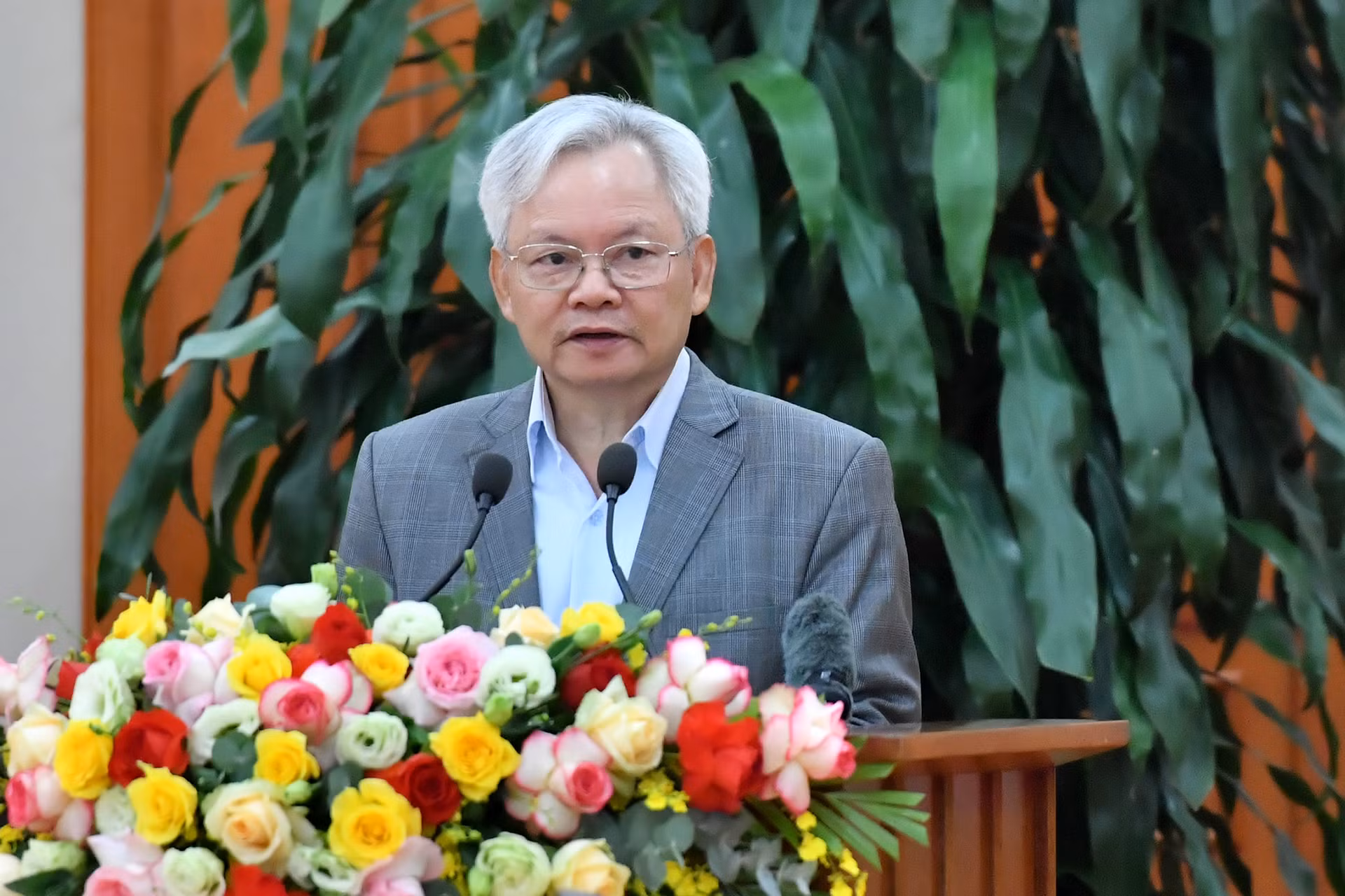 Đồng chí Tạ Ngọc Tấn trình bày Tờ trình tiếp thu, giải trình ý kiến góp ý vào dự thảo Báo cáo chính trị.