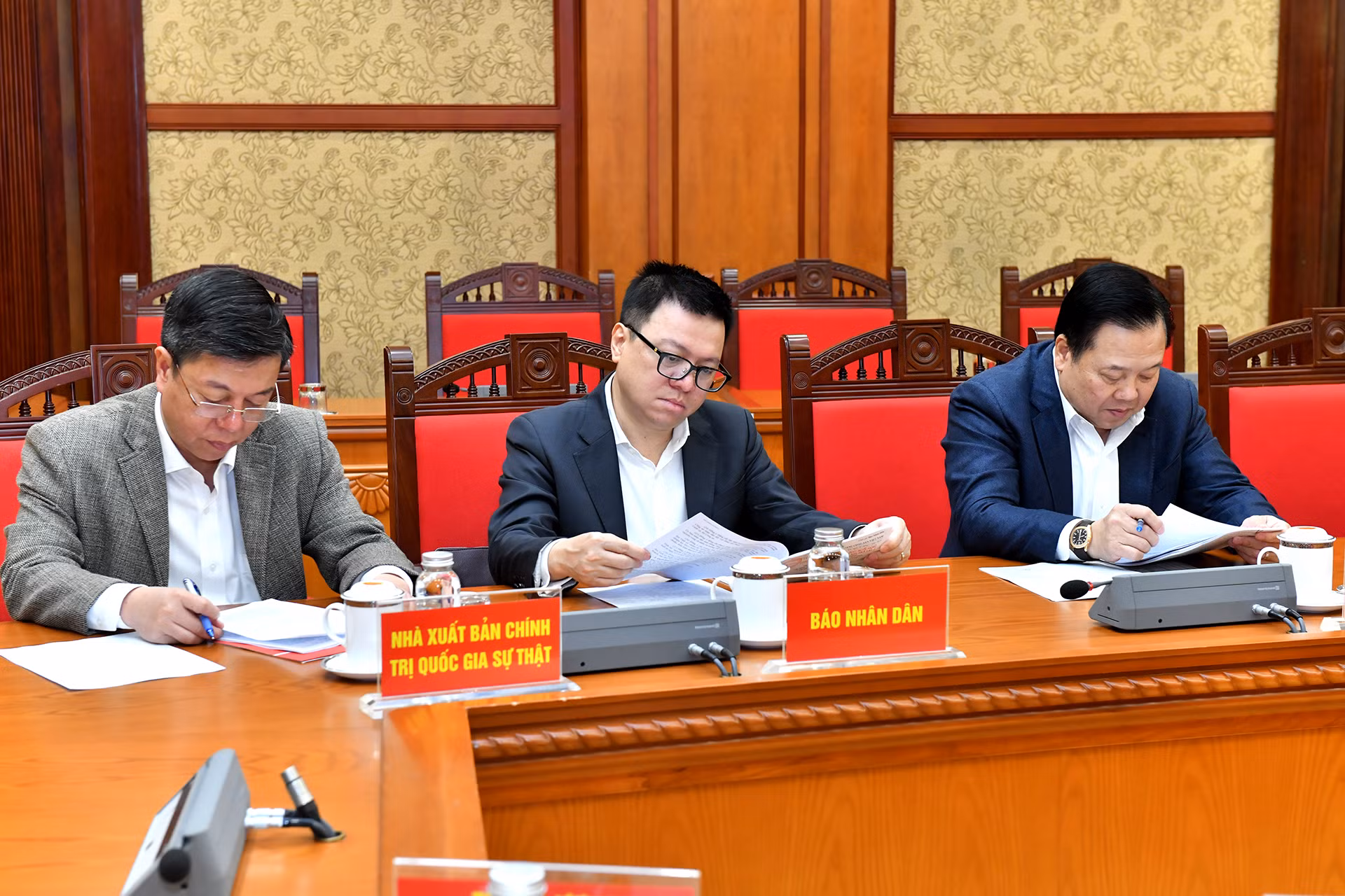 Các đại biểu tham dự giao ban.