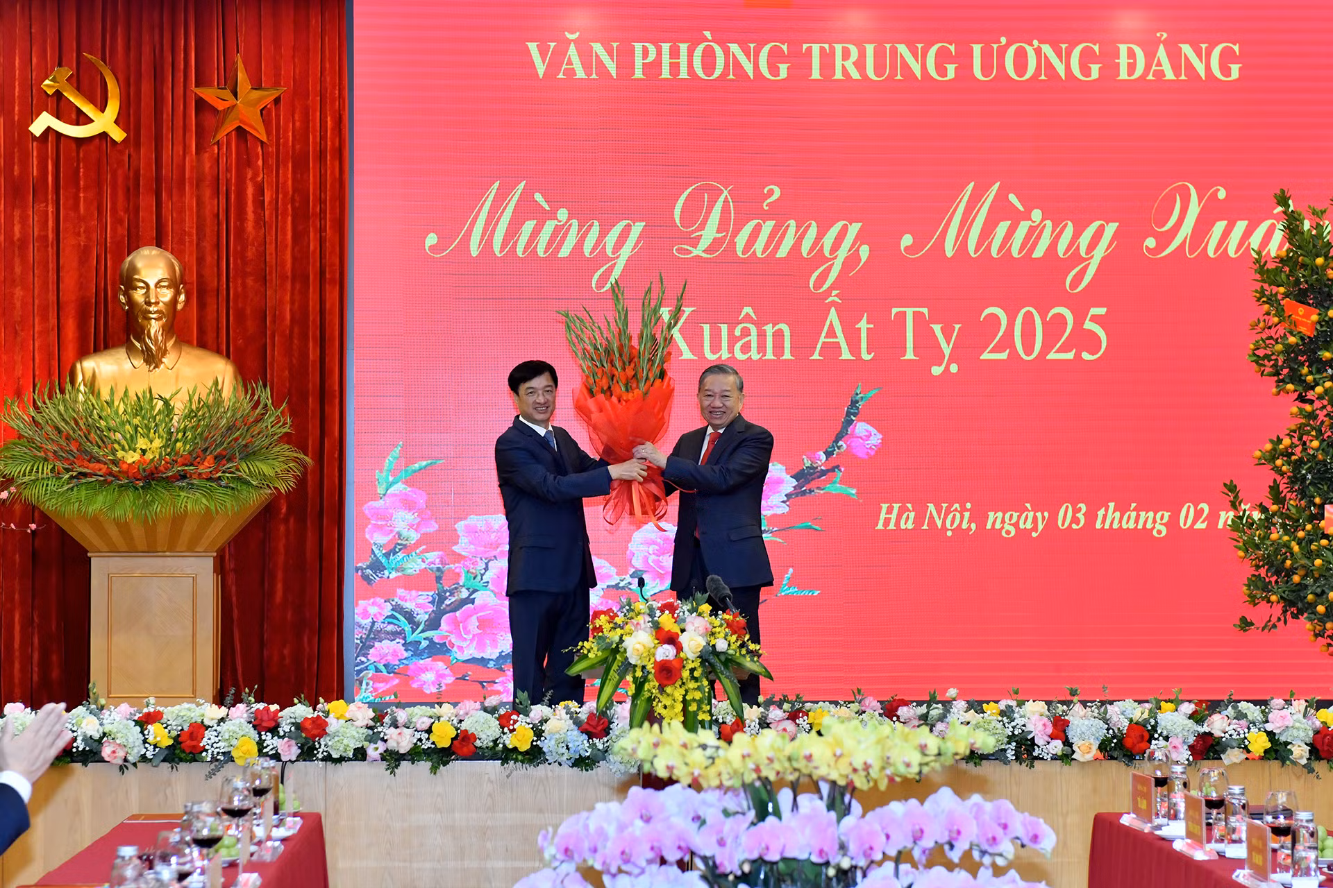 Đồng chí Nguyễn Duy Ngọc tặng hoa chúc mừng Tổng Bí thư Tô Lâm. Đồng chí Nguyễn Duy Ngọc tặng hoa chúc mừng Tổng Bí thư Tô Lâm.