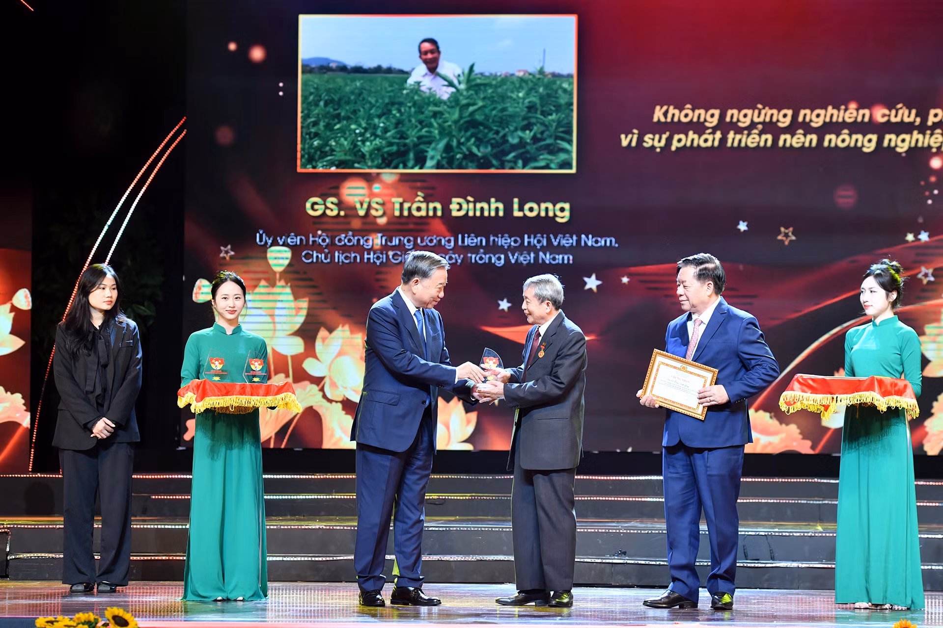 Tổng Bí thư Tô Lâm trao Biểu trưng, tặng các gương điển hình tiêu biểu. Tổng Bí thư Tô Lâm trao Biểu trưng, tặng các gương điển hình tiêu biểu.