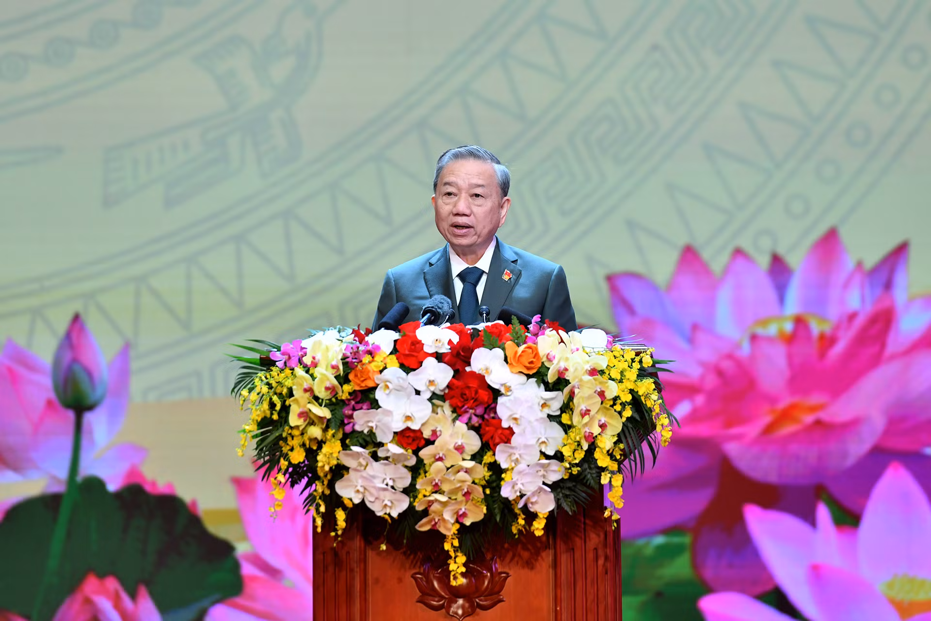 Tổng Bí thư Tô Lâm, Bí thư Quân ủy Trung ương đọc diễn văn kỷ niệm. Tổng Bí thư Tô Lâm, Bí thư Quân ủy Trung ương đọc diễn văn kỷ niệm.