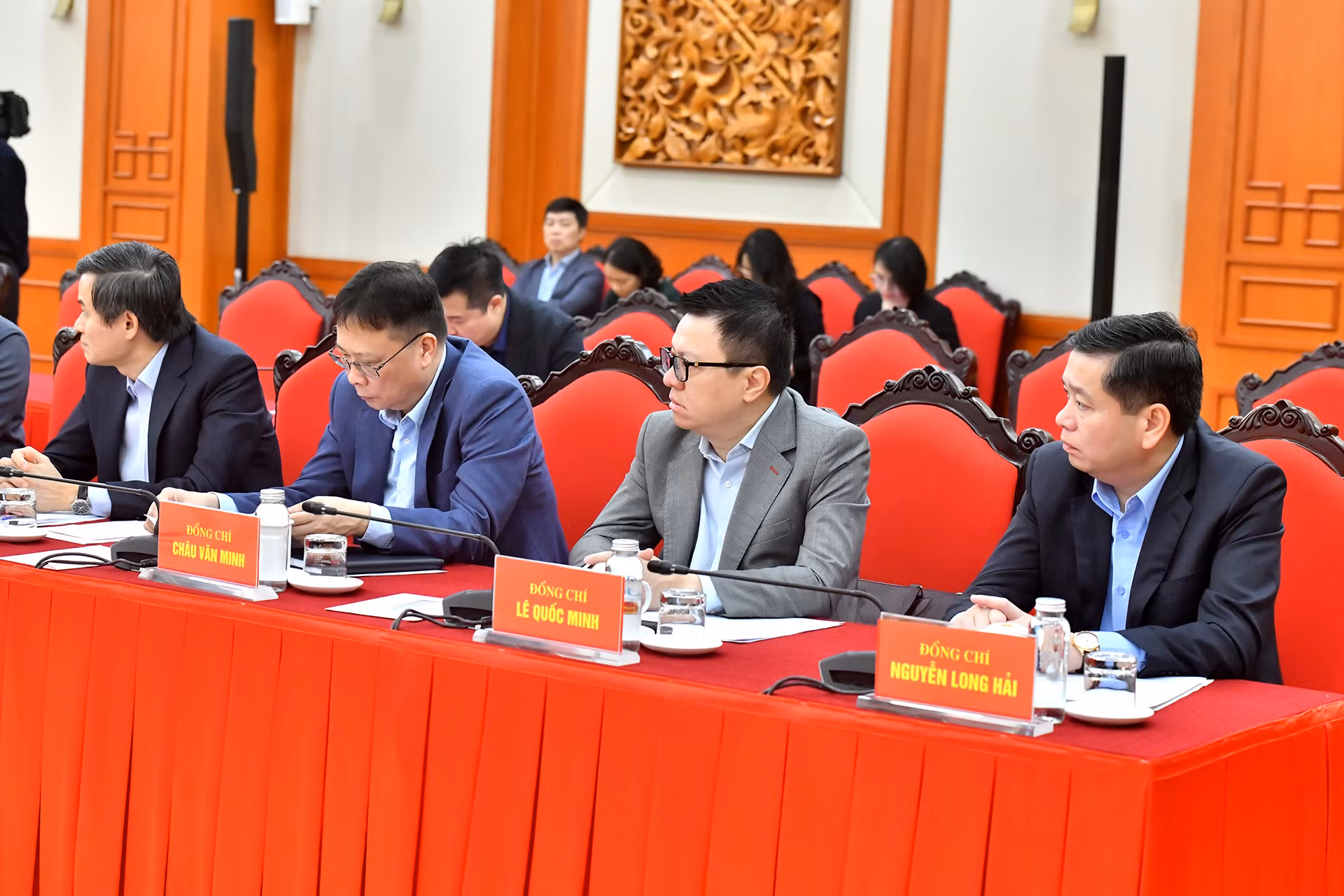 Các thành viên Tiểu ban Văn kiện tham dự phiên họp.