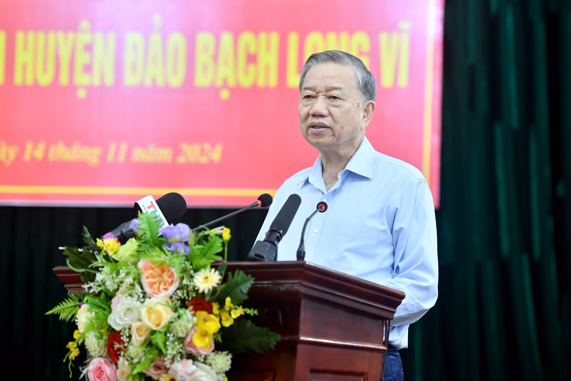 Tổng Bí thư nói chuyện, động viên nhân dân và cán bộ huyện đảo Bạch Long Vĩ.