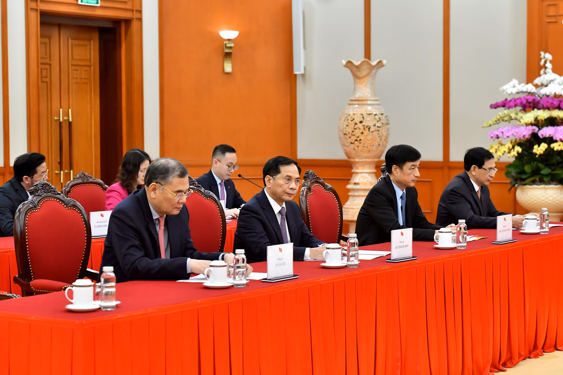 Các đại biểu dự cuộc điện đàm. Các đại biểu dự cuộc điện đàm.