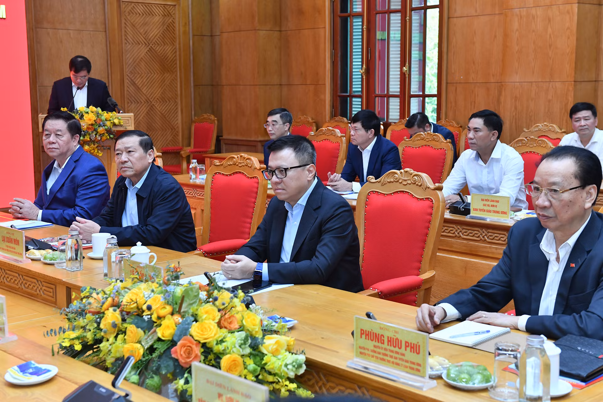 Các đại biểu dự buổi làm việc.