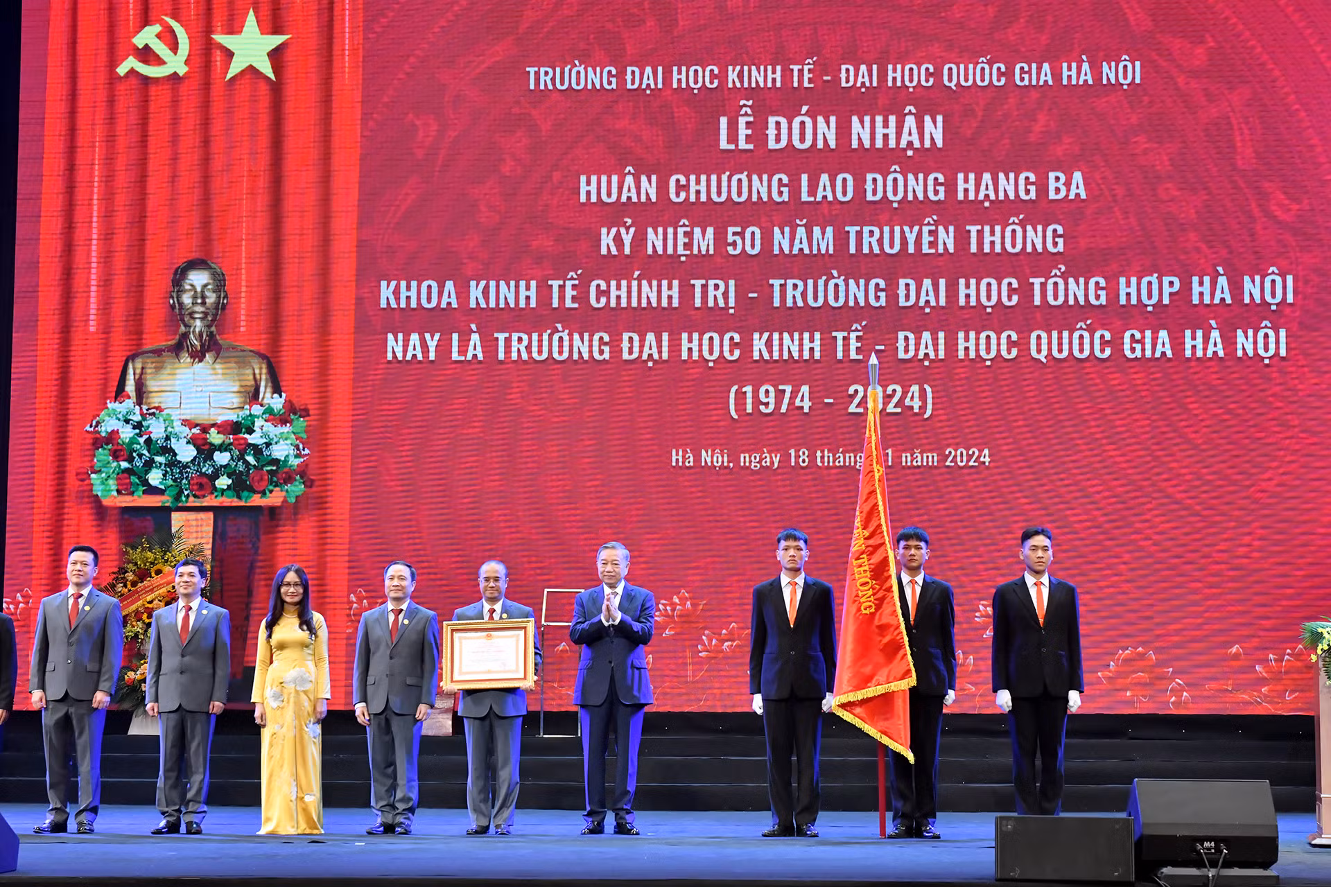 Tổng Bí thư Tô Lâm trao Huân chương Lao động hạng Ba tặng Trường đại học Kinh tế (Đại học Quốc gia Hà Nội).