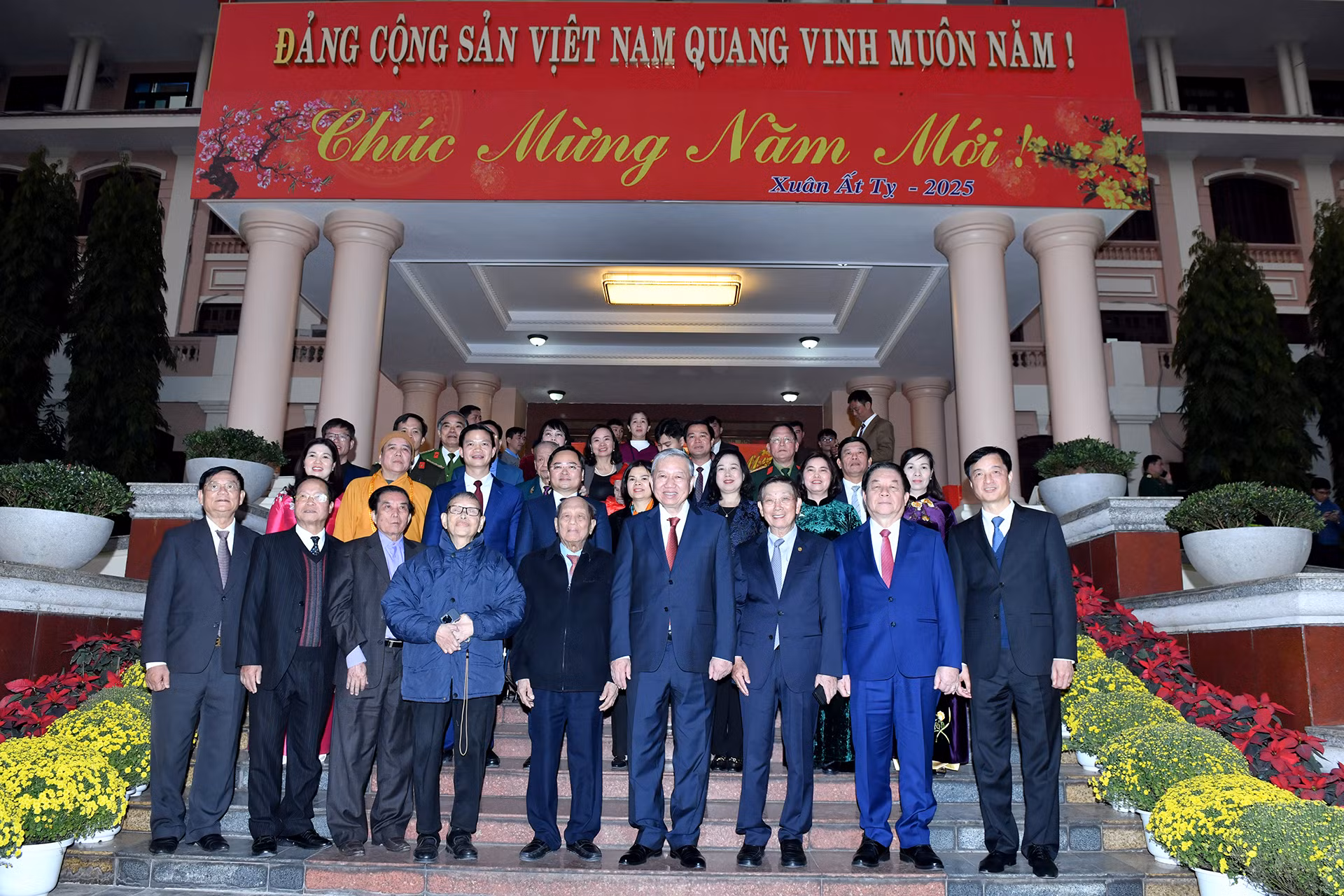 Tổng Bí thư Tô Lâm và các đại biểu tại tỉnh Bắc Ninh. Tổng Bí thư Tô Lâm và các đại biểu tại tỉnh Bắc Ninh.