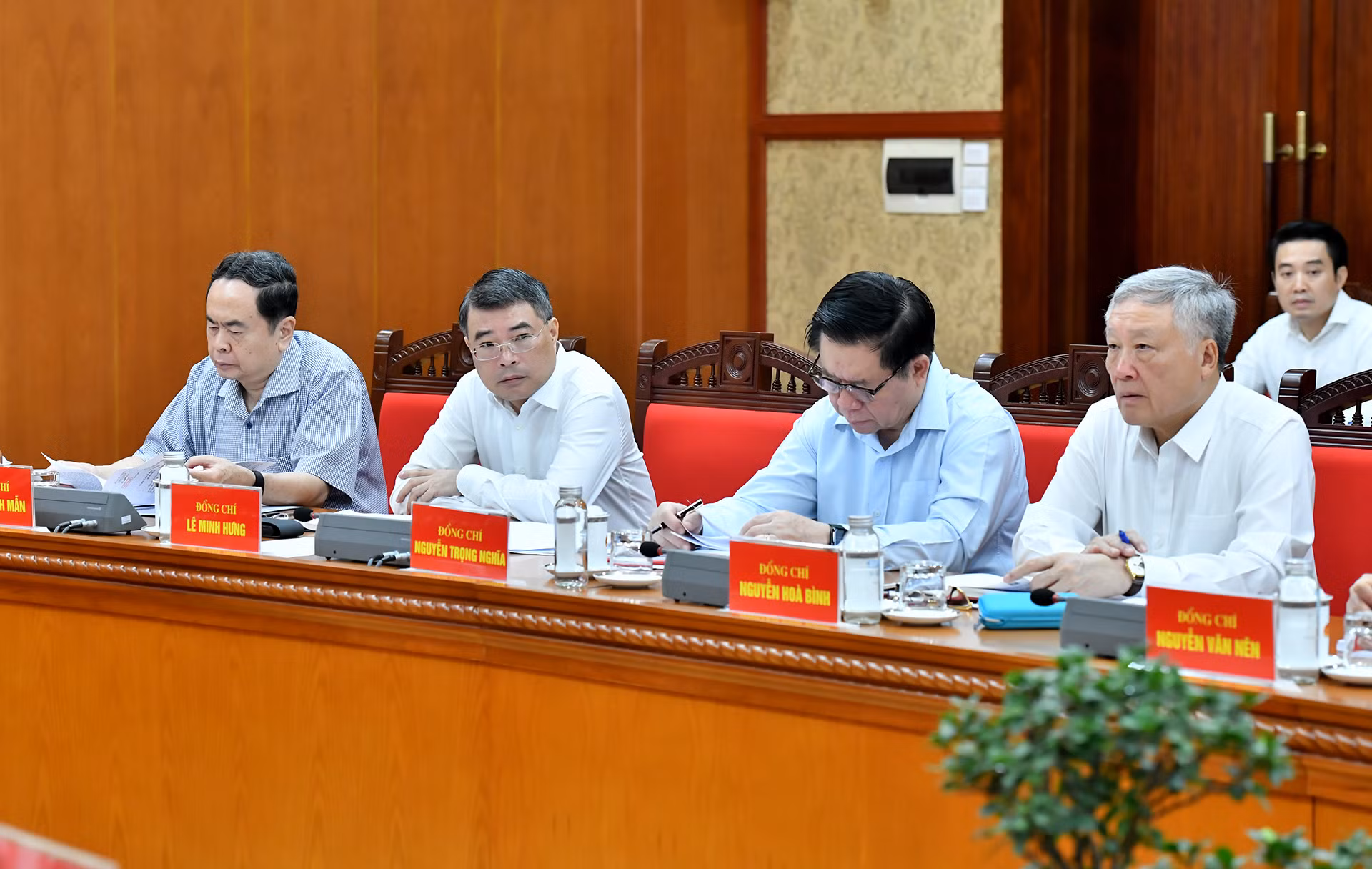 Các đồng chí thành viên Ban Chỉ đạo tham dự phiên họp.