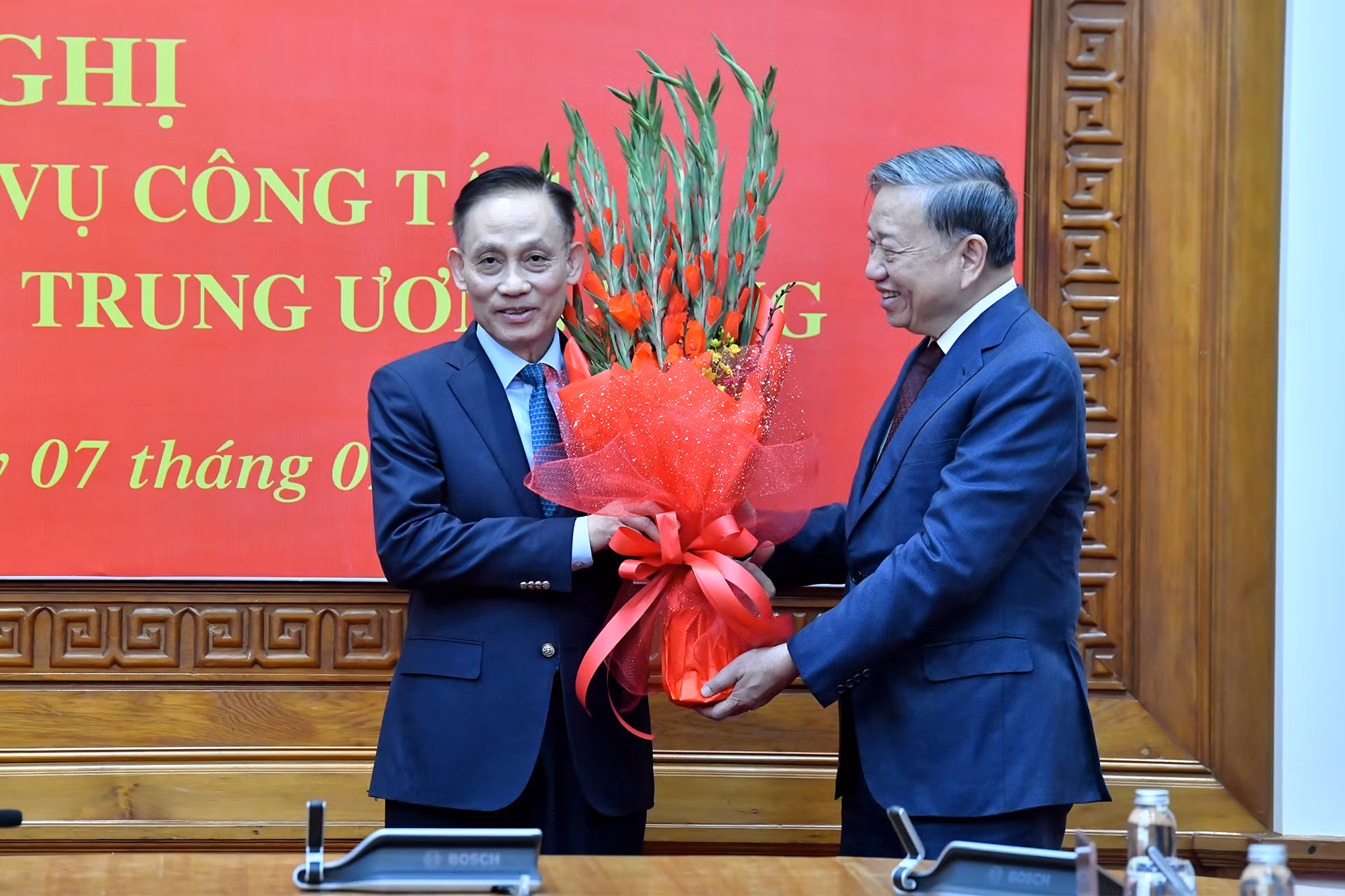 Tổng Bí thư Tô Lâm tặng hoa chúc mừng đồng chí Lê Hoài Trung.