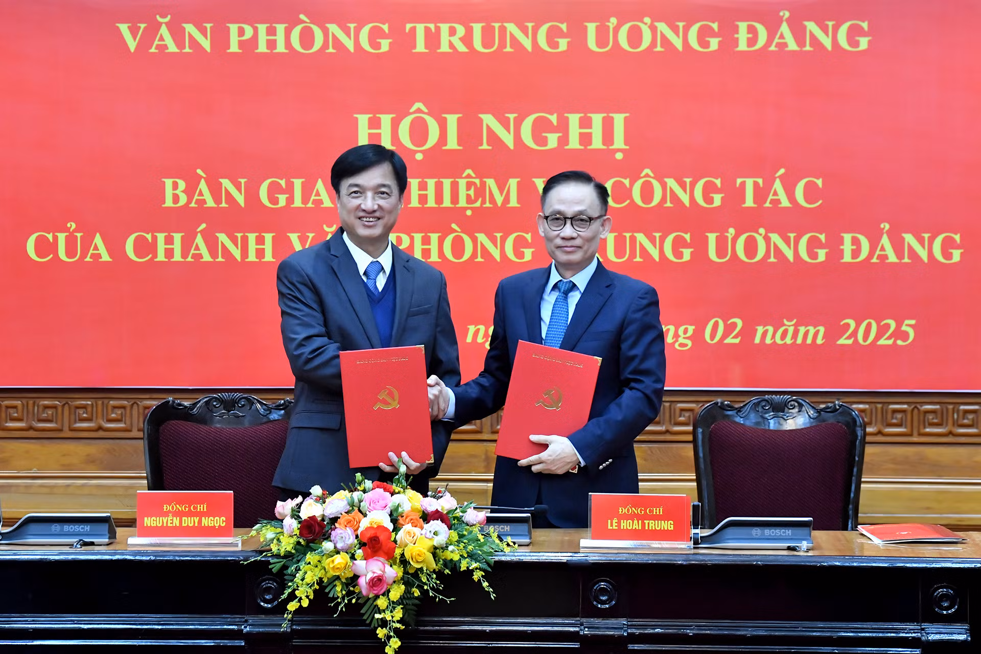 Đồng chí Nguyễn Duy Ngọc, Ủy viên Bộ Chính trị, Bí thư Trung ương Đảng, Chủ nhiệm Ủy ban Kiểm tra Trung ương, nguyên Chánh Văn phòng Trung ương Đảng và đồng chí Lê Hoài Trung, Bí thư Trung ương Đảng, Chánh Văn phòng Trung ương Đảng ký biên bản bàn giao nhiệm vụ.