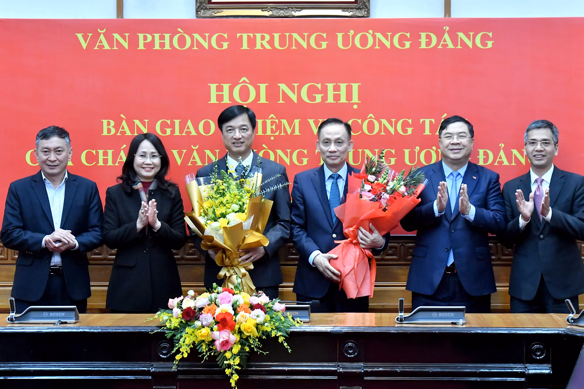 Lãnh đạo Văn phòng Trung ương Đảng chúc mừng đồng chí Nguyễn Duy Ngọc và đồng chí Lê Hoài Trung.