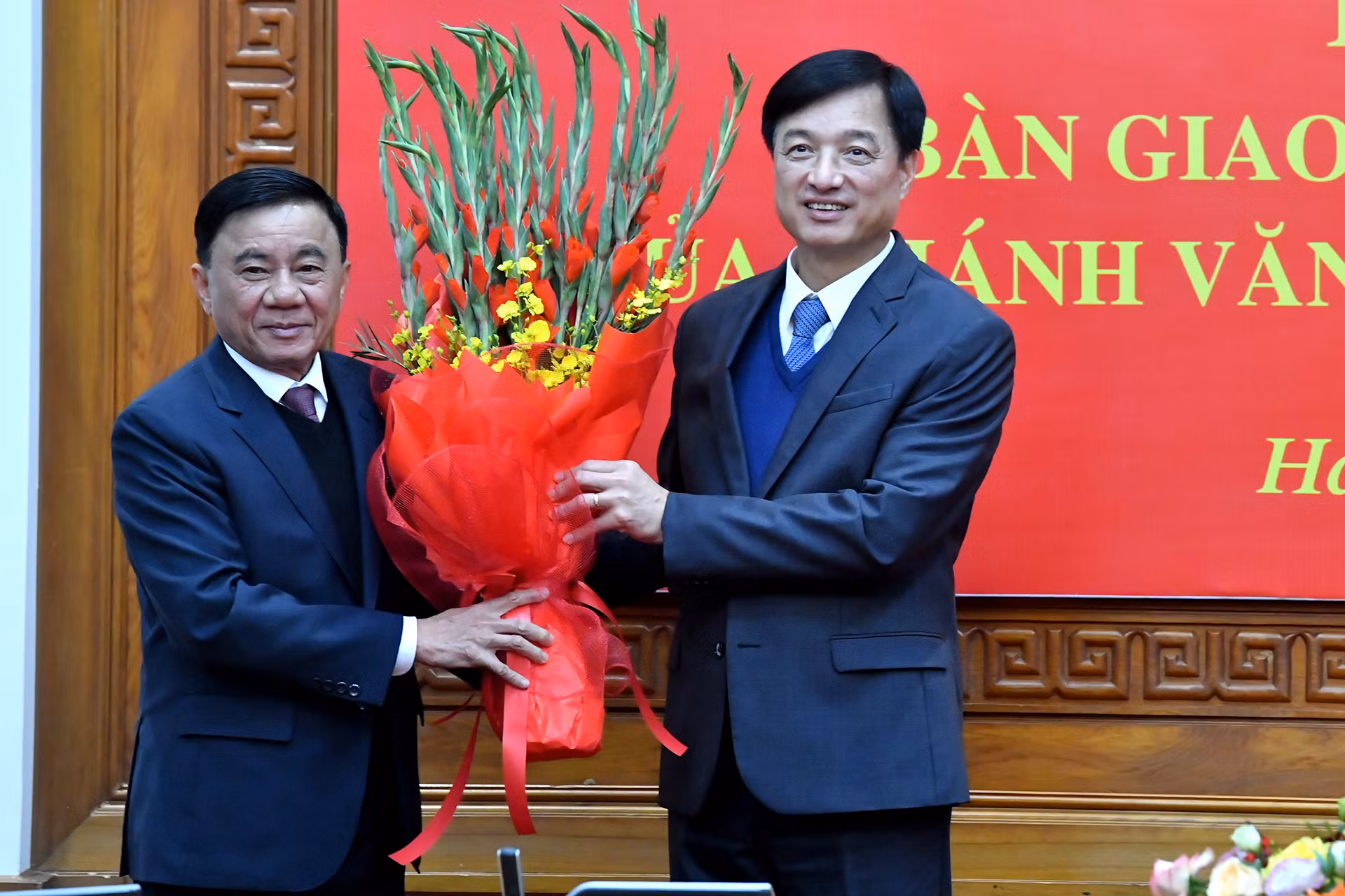 Thường trực Ban Bí thư Trần Cẩm Tú tặng hoa, chúc mừng đồng chí Nguyễn Duy Ngọc.