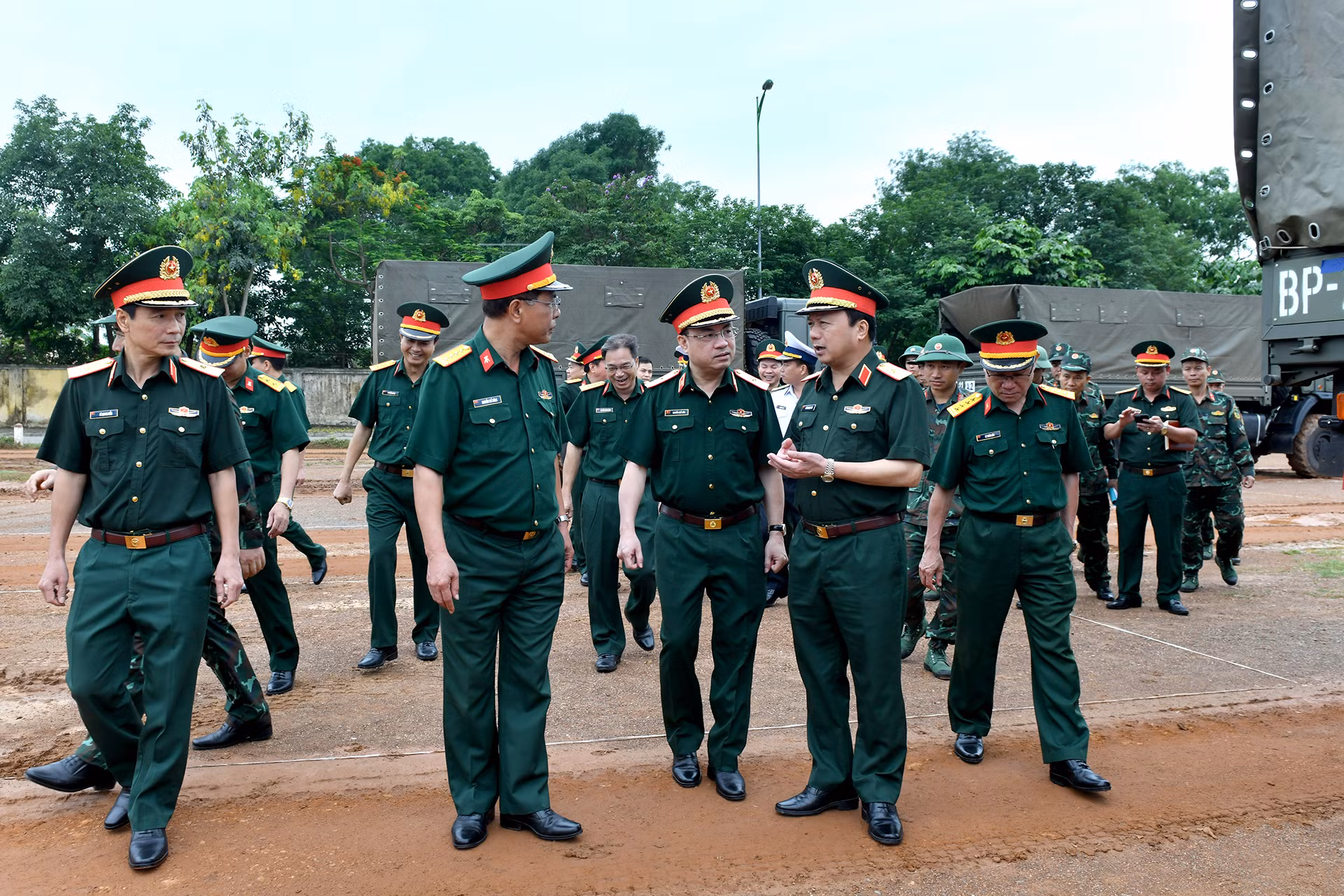 Tổ chức rút kinh nghiệm, trao đổi các phương án triển khai tại bãi tập.