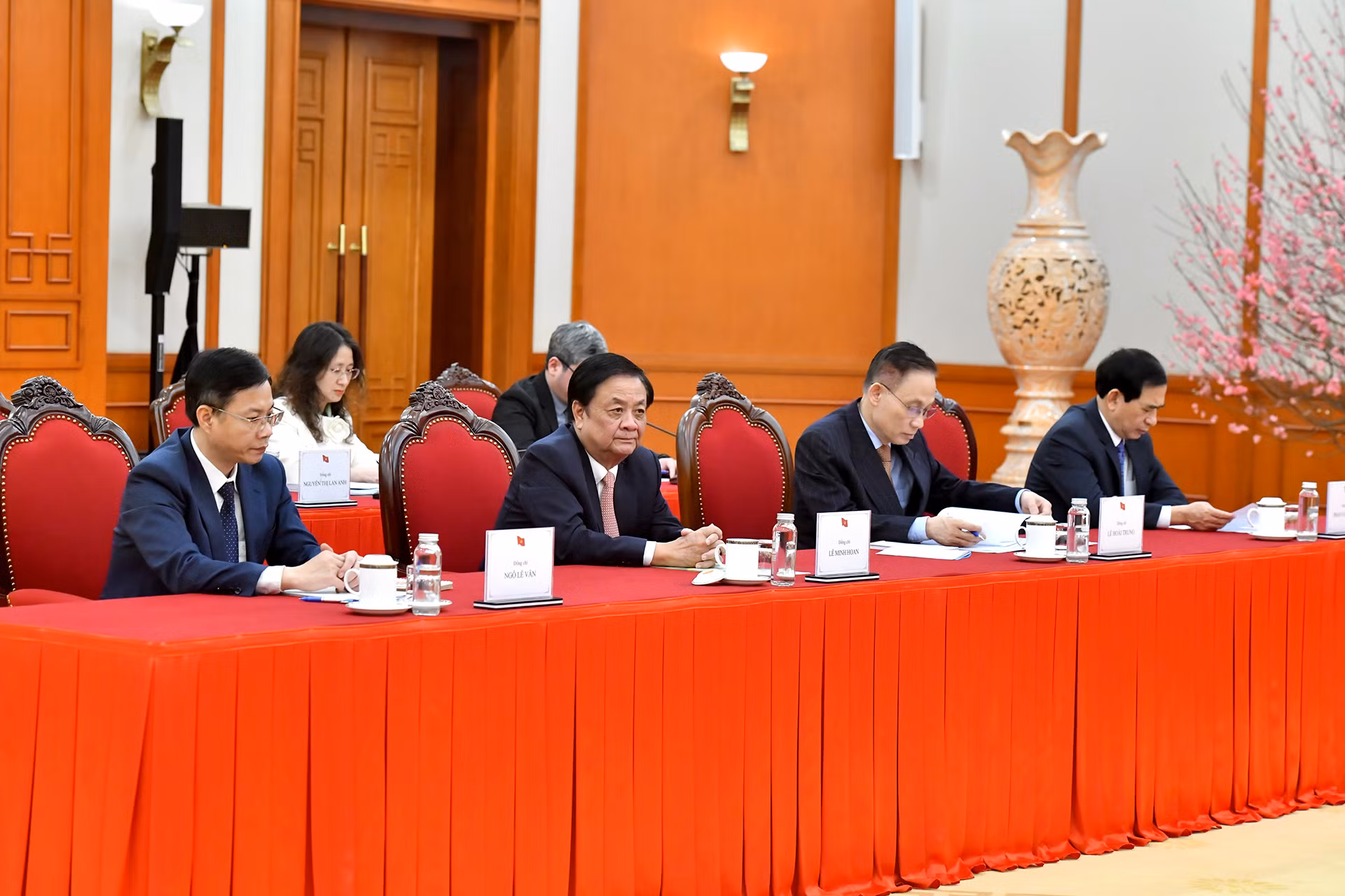 Các đại biểu tham dự cuộc điện đàm.