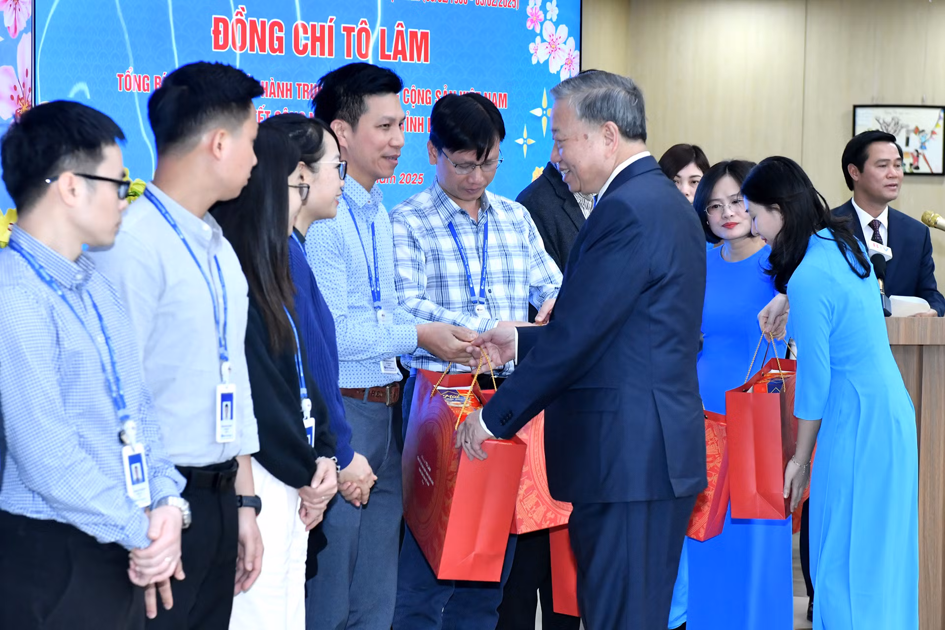 Tổng Bí thư Tô Lâm trao quà Tết tặng công nhân, người lao động tỉnh Bắc Ninh. Tổng Bí thư Tô Lâm trao quà Tết tặng công nhân, người lao động tỉnh Bắc Ninh.