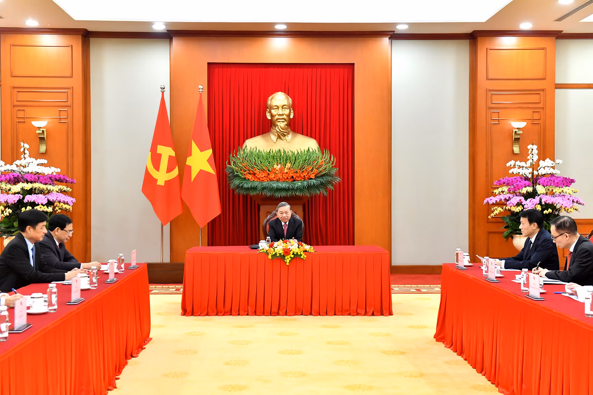 Quang cảnh cuộc điện đàm tại Trụ sở Trung ương Đảng. Quang cảnh cuộc điện đàm tại Trụ sở Trung ương Đảng.