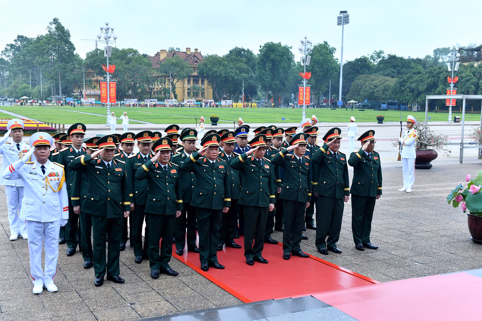 Đoàn đại biểu Quân ủy Trung ương - Bộ Quốc phòng thành kính tưởng nhớ Chủ tịch Hồ Chí Minh.