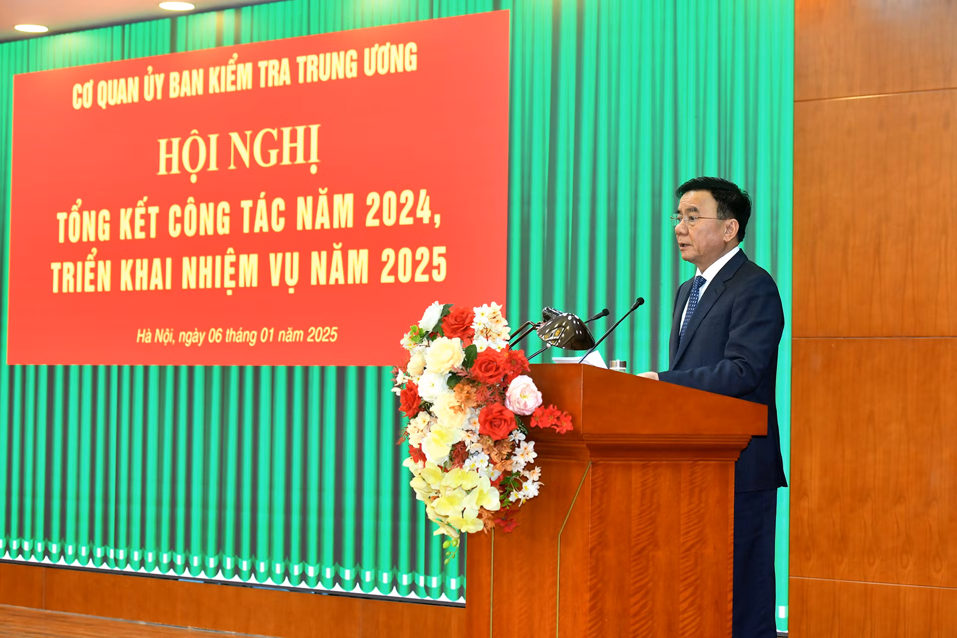 Đồng chí Trần Cẩm Tú, Ủy viên Bộ Chính trị, Thường trực Ban Bí thư, Chủ nhiệm Ủy ban Kiểm tra Trung ương phát biểu chỉ đạo hội nghị.