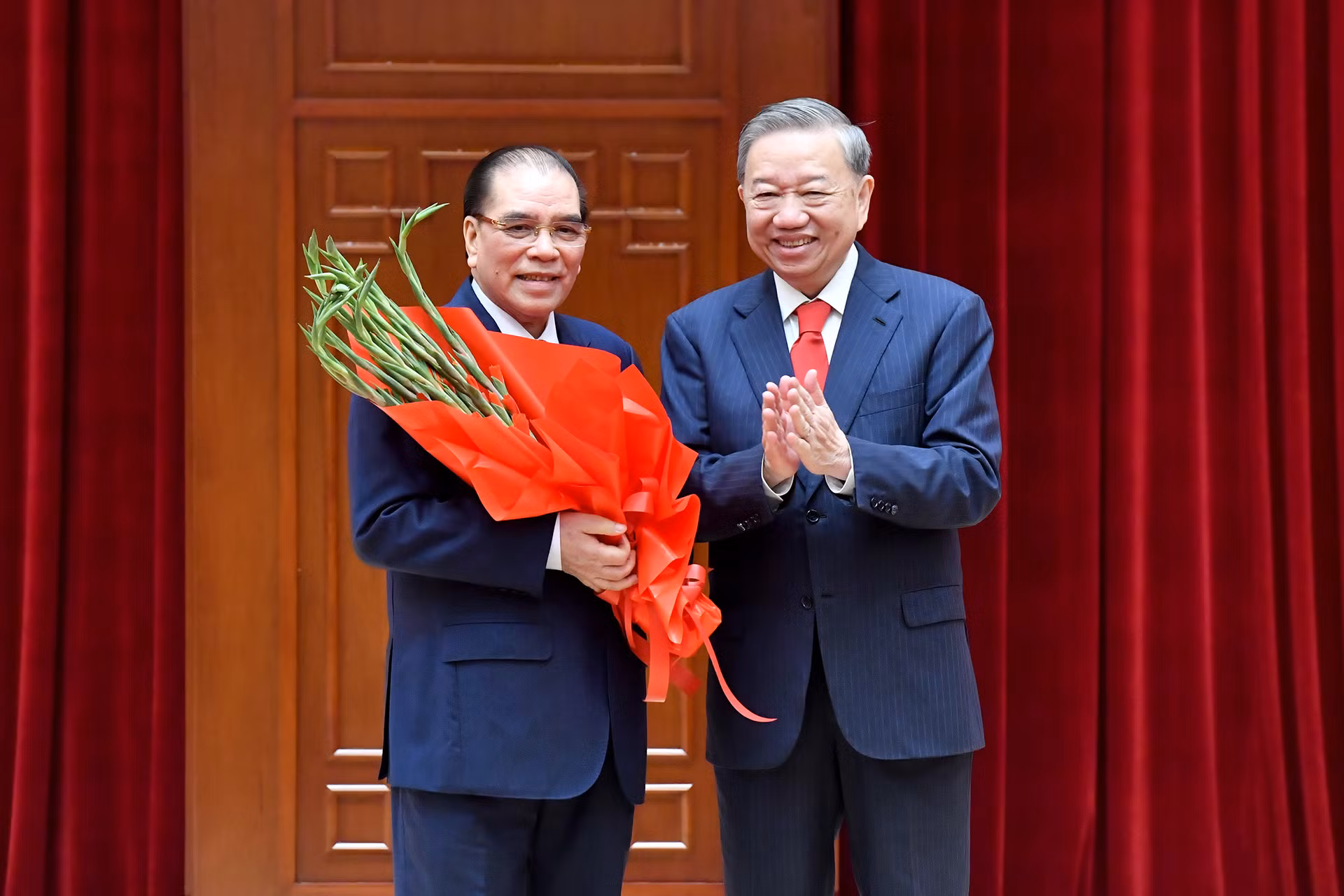 Tổng Bí thư Tô Lâm chúc mừng đồng chí nguyên Tổng Bí thư Nông Đức Mạnh. Tổng Bí thư Tô Lâm chúc mừng đồng chí nguyên Tổng Bí thư Nông Đức Mạnh.