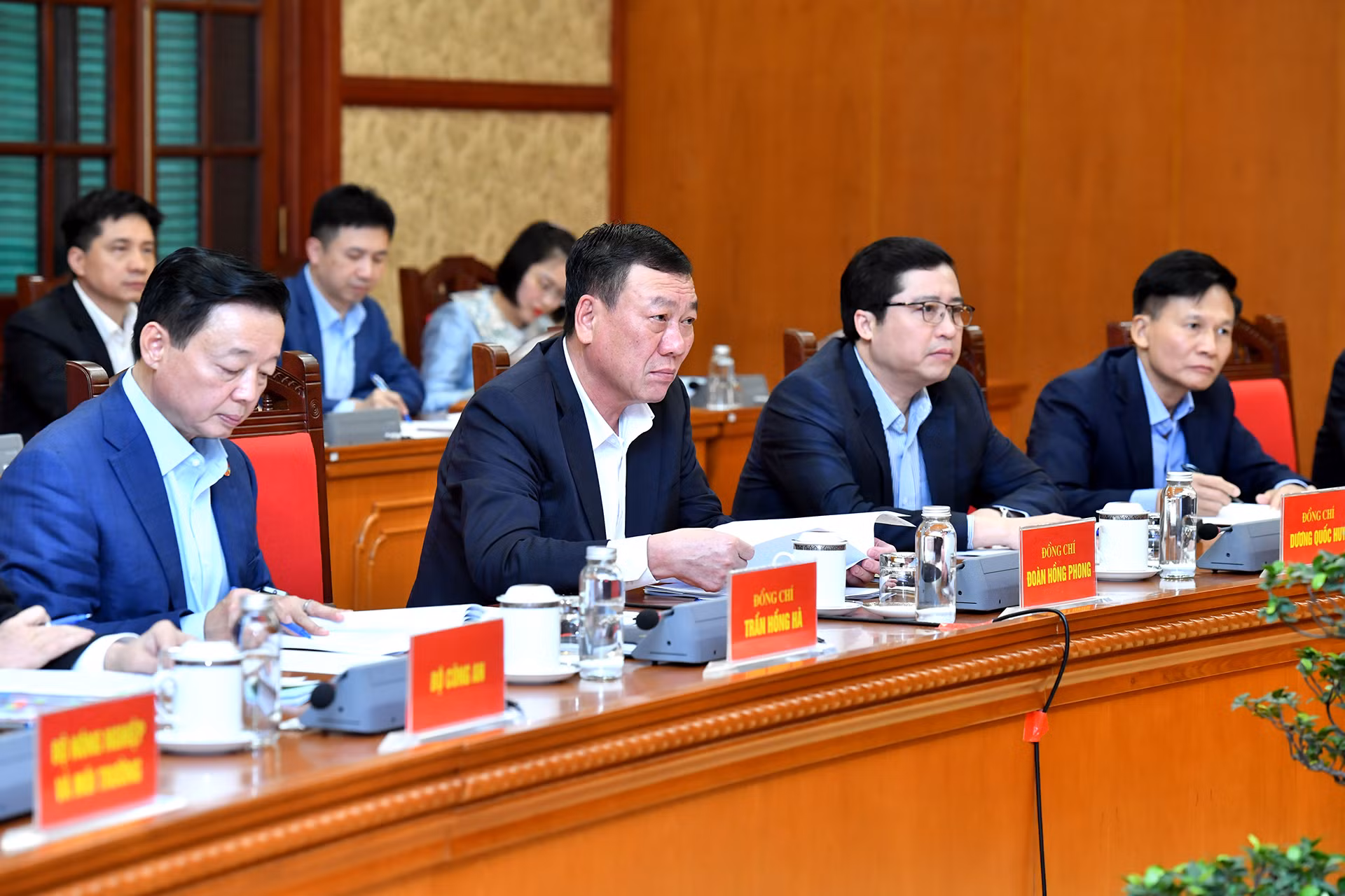 Các đại biểu tham dự buổi làm việc.