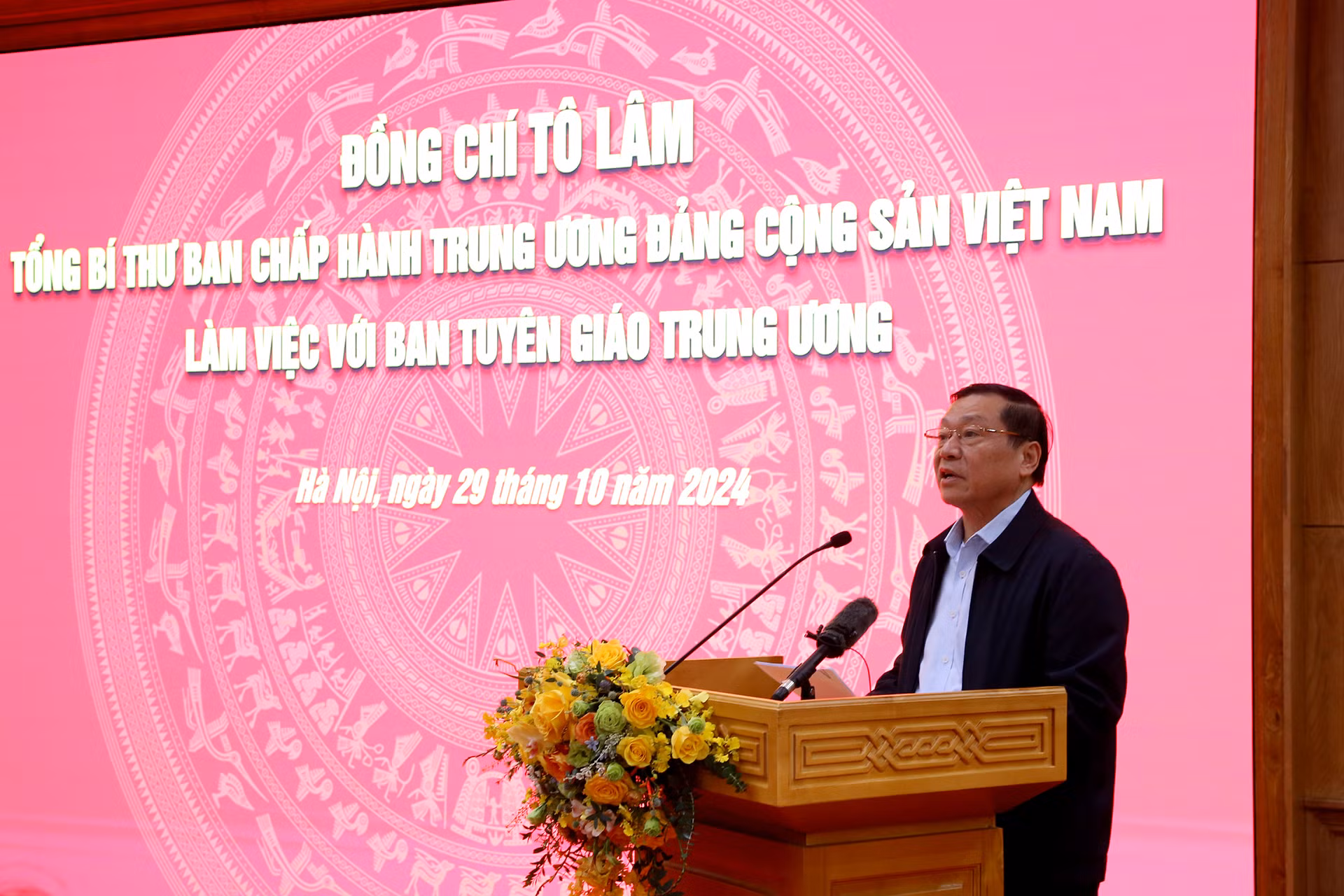 Đồng chí Lại Xuân Môn, Ủy viên Trung ương Đảng, Phó Trưởng ban Thường trực Ban Tuyên giáo Trung ương trình bày báo cáo.