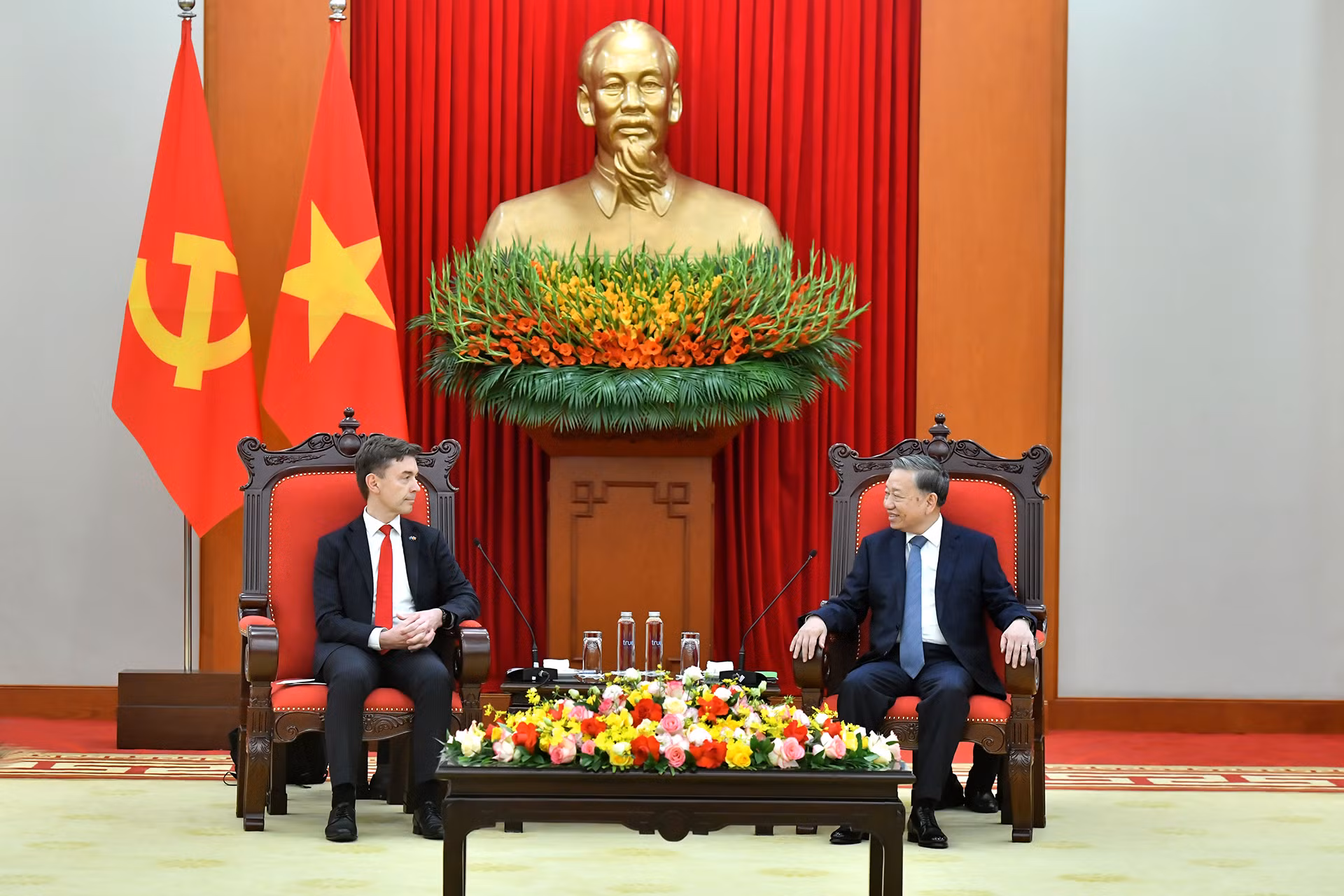 Tổng Bí thư Tô Lâm tiếp Đại sứ Liên minh châu Âu (EU) tại Việt Nam Julien Guerrier. Tổng Bí thư Tô Lâm tiếp Đại sứ Liên minh châu Âu (EU) tại Việt Nam Julien Guerrier.
