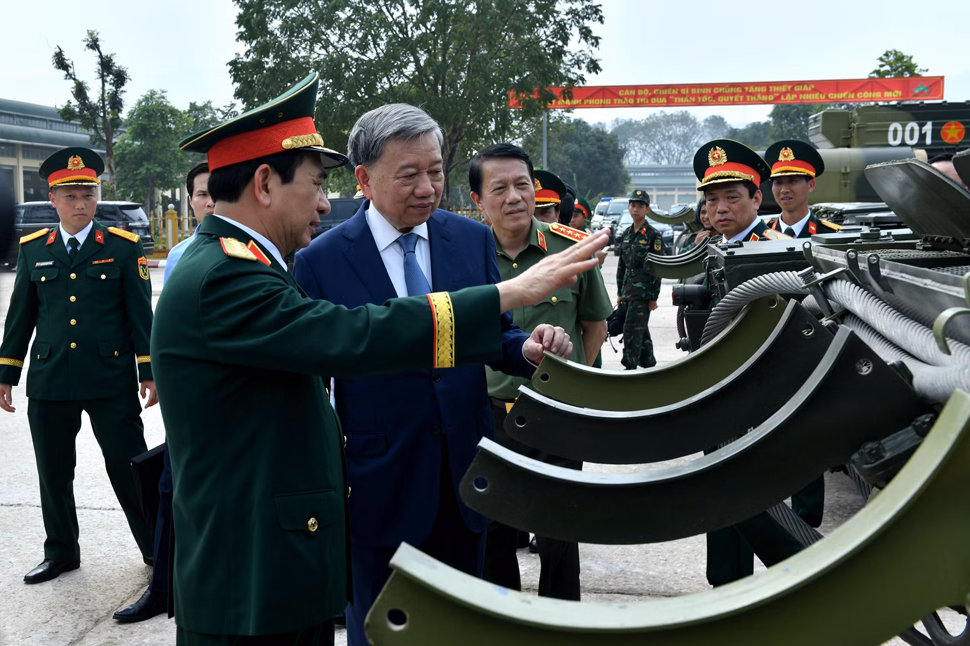 Tổng Bí thư Tô Lâm, Bí thư Quân ủy Trung ương kiểm tra công tác huấn luyện, sẵn sàng chiến đấu của Lữ đoàn Xe tăng 201.