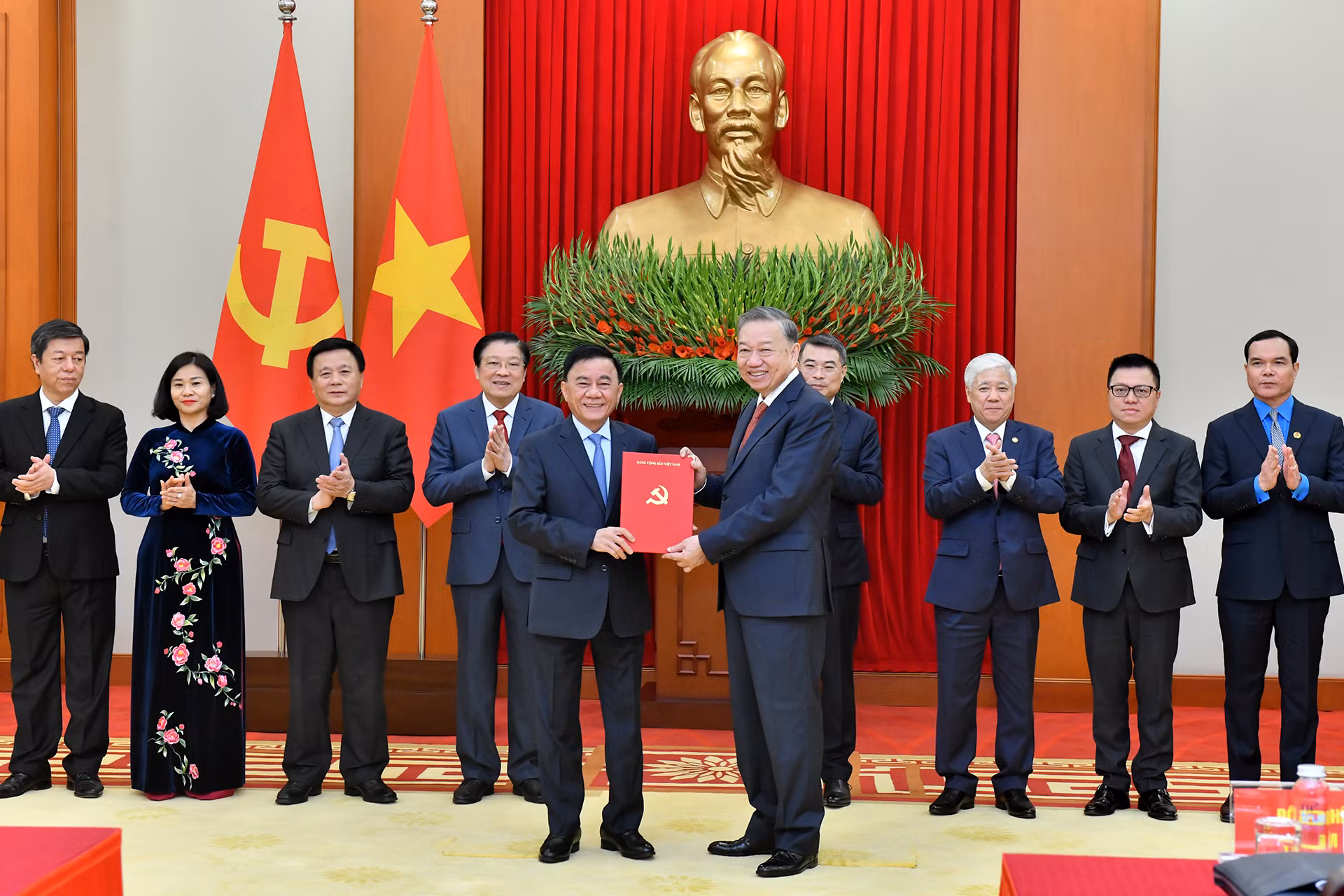 Tổng Bí thư Tô Lâm trao quyết định của Bộ Chính trị về chức năng, nhiệm vụ, quyền hạn, tổ chức bộ máy của Ủy ban Kiểm tra Trung ương. Tổng Bí thư Tô Lâm trao quyết định của Bộ Chính trị về chức năng, nhiệm vụ, quyền hạn, tổ chức bộ máy của Ủy ban Kiểm tra Trung ương.