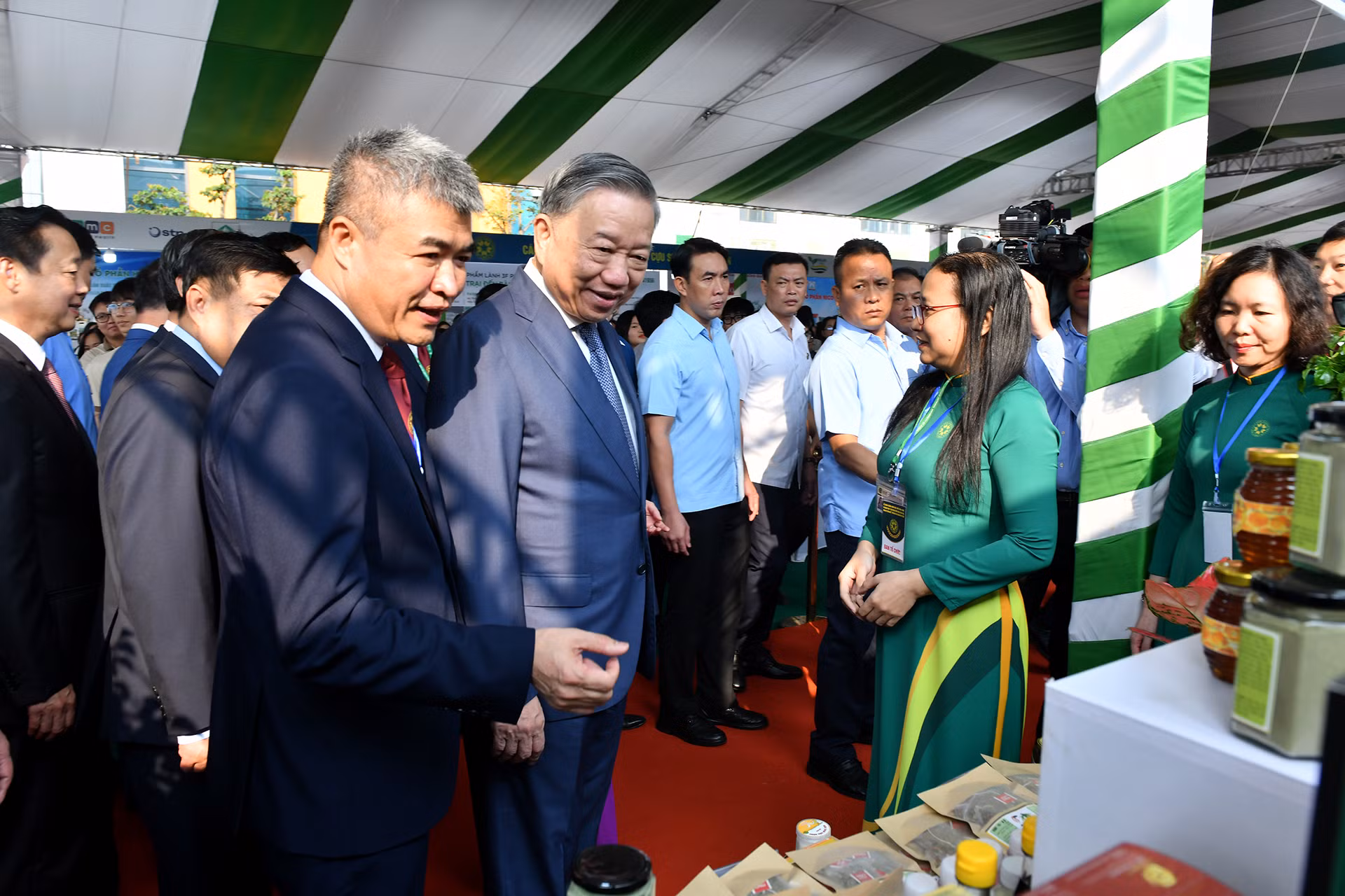 Tổng Bí thư, Chủ tịch nước Tô Lâm tham quan phòng các gian trưng bày sản phẩm của Học viện Nông nghiệp Việt Nam.