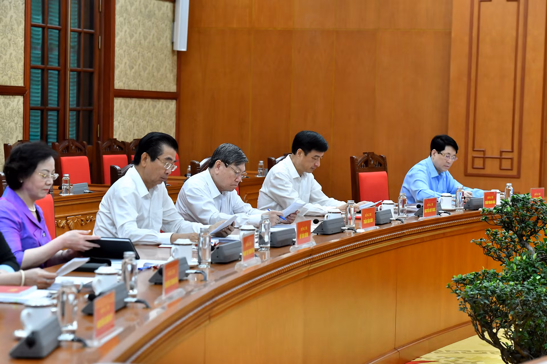 Các đồng chí lãnh đạo Đảng, Nhà nước và các thành viên Tiểu ban Nhân sự tham dự cuộc họp. Các đồng chí lãnh đạo Đảng, Nhà nước và các thành viên Tiểu ban Nhân sự tham dự cuộc họp.