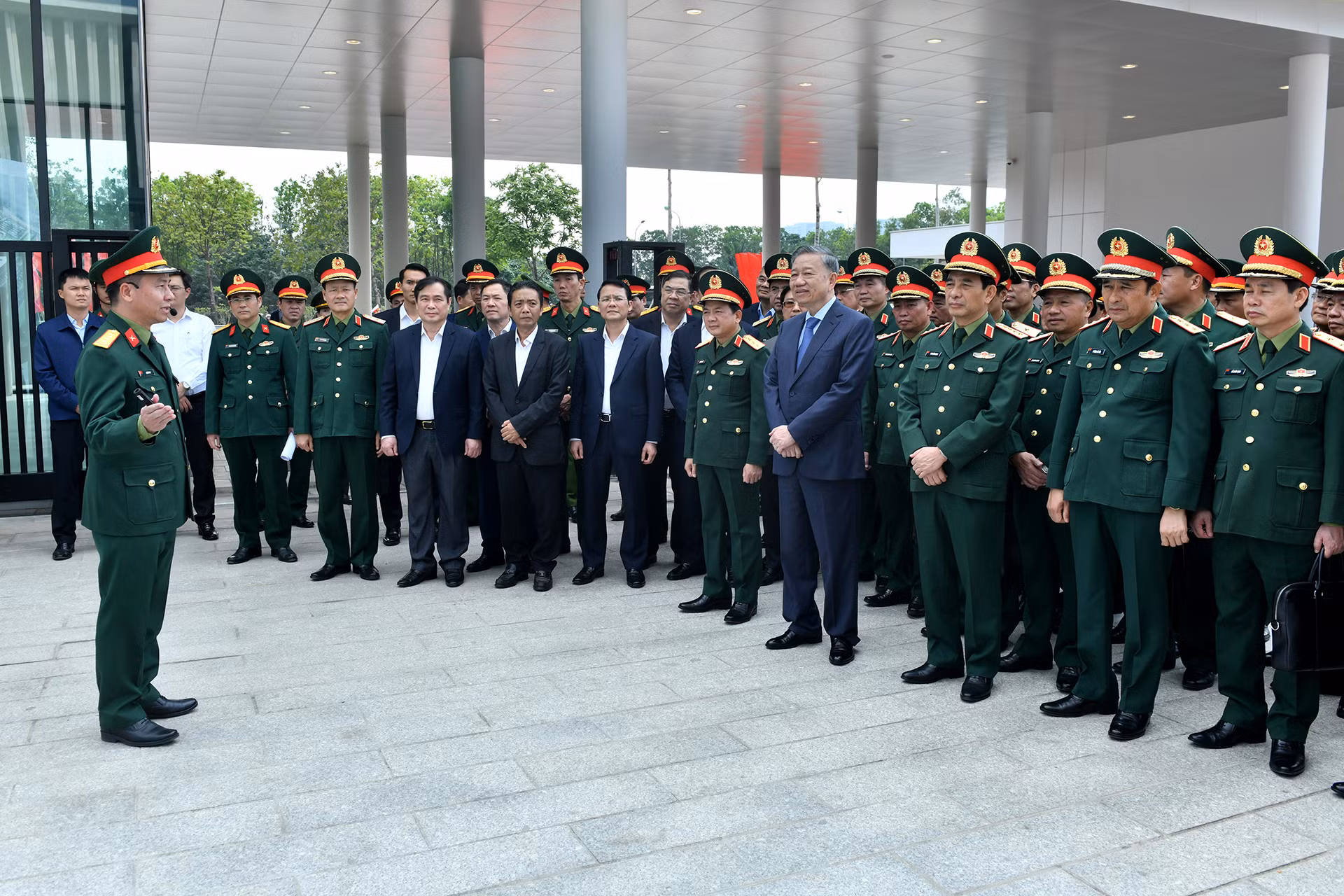 Tổng Bí thư Tô Lâm nghe giới thiệu về Bảo tàng Lịch sử Quân sự Việt Nam.