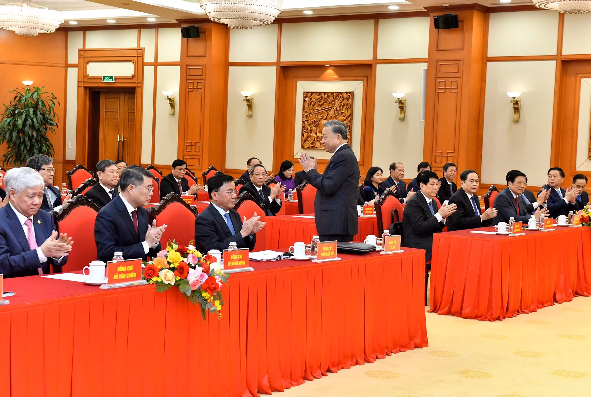 Tổng Bí thư Tô Lâm và các đồng chí lãnh đạo Đảng, Nhà nước dự hội nghị. Tổng Bí thư Tô Lâm và các đồng chí lãnh đạo Đảng, Nhà nước dự hội nghị.