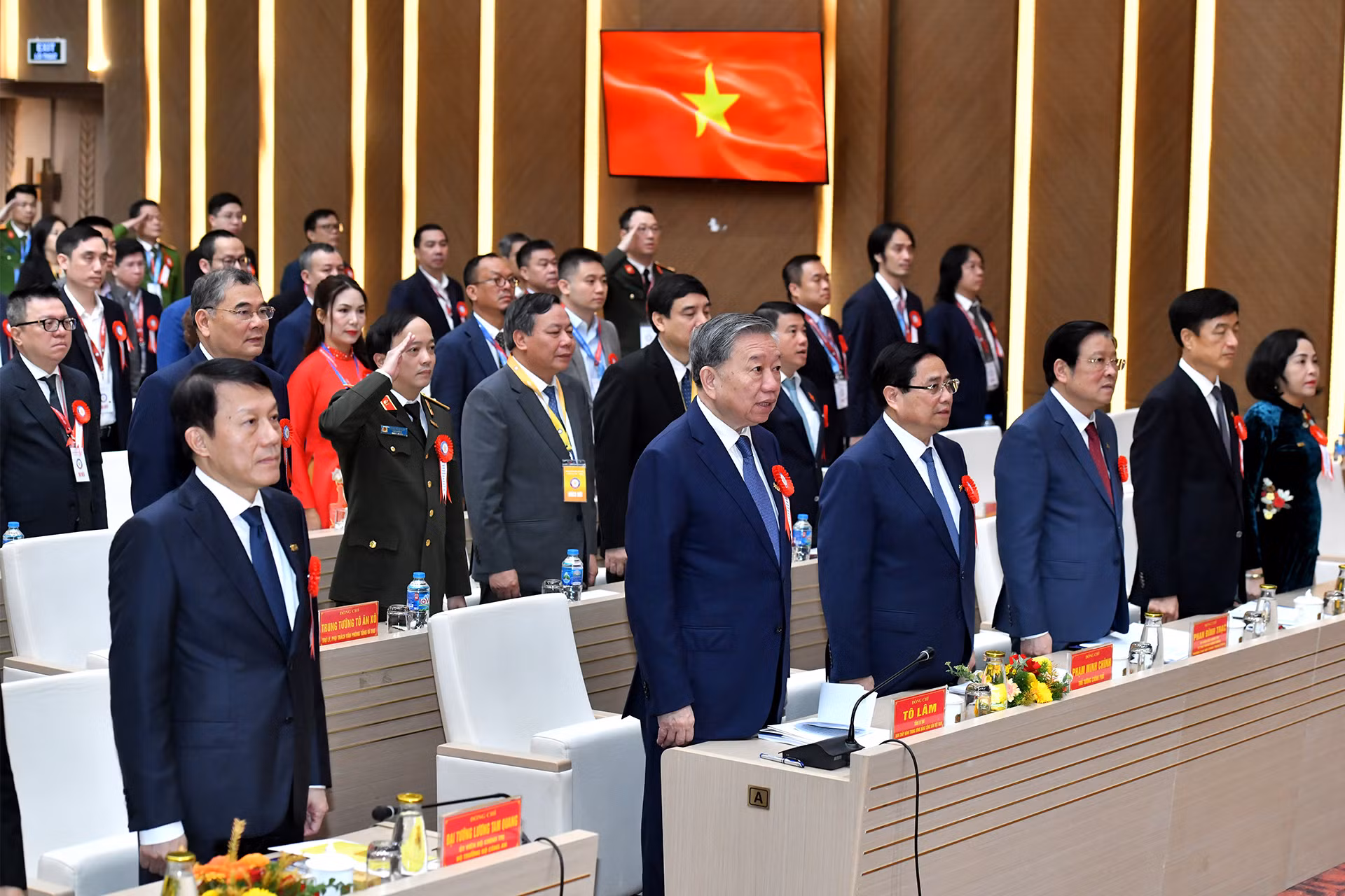 Tổng Bí thư Tô Lâm, Thủ tướng Phạm Minh Chính và các đại biểu thực hiện nghi thức chào cờ. Tổng Bí thư Tô Lâm, Thủ tướng Phạm Minh Chính và các đại biểu thực hiện nghi thức chào cờ.
