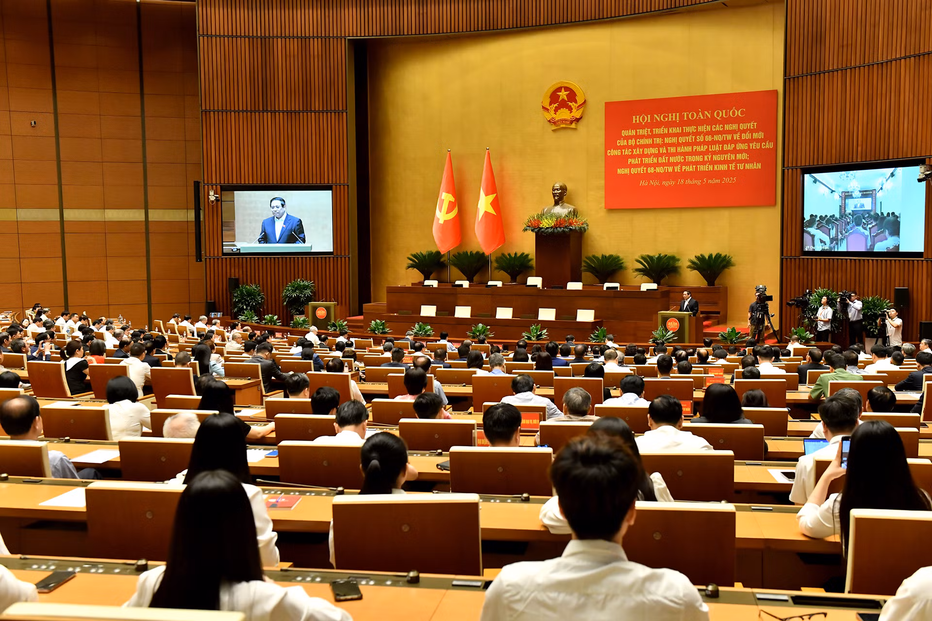 Đồng chí Phạm Minh Chính, Ủy viên Bộ Chính trị, Thủ tướng Chính phủ trình bày chuyên đề “Nội dung trọng tâm, cốt lõi của Nghị quyết số 68-NQ/TW, ngày 4/5/2025 của Bộ Chính trị về phát triển kinh tế tư nhân và kế hoạch hành động thực hiện Nghị quyết số 68-NQ/TW”. Đồng chí Phạm Minh Chính, Ủy viên Bộ Chính trị, Thủ tướng Chính phủ trình bày chuyên đề “Nội dung trọng tâm, cốt lõi của Nghị quyết số 68-NQ/TW, ngày 4/5/2025 của Bộ Chính trị về phát triển kinh tế tư nhân và kế hoạch hành động thực hiện Nghị quyết số 68-NQ/TW”.
