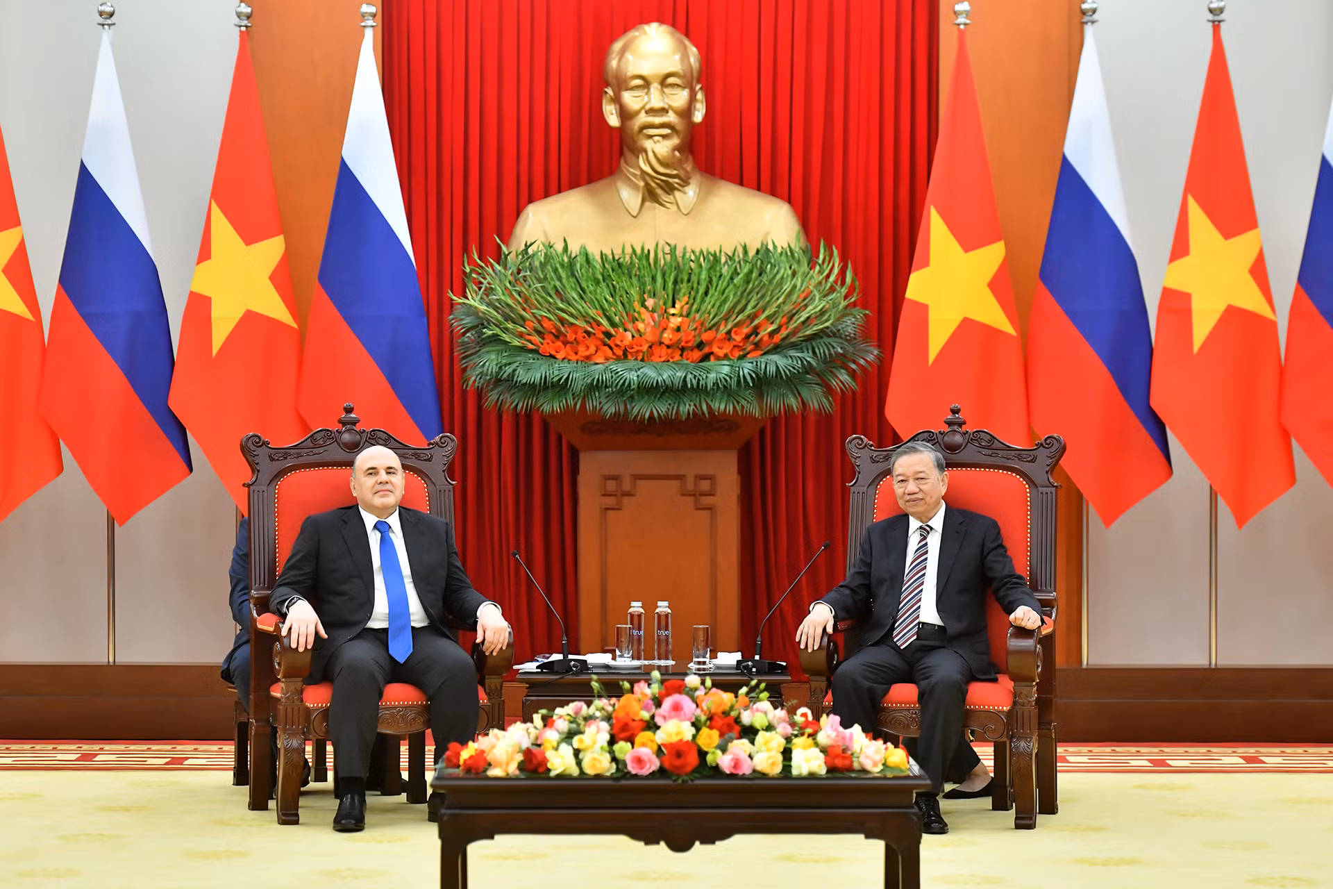 Tổng Bí thư Tô Lâm với Thủ tướng Liên bang Nga Mikhail Vladimirovich Mishustin. Tổng Bí thư Tô Lâm với Thủ tướng Liên bang Nga Mikhail Vladimirovich Mishustin.