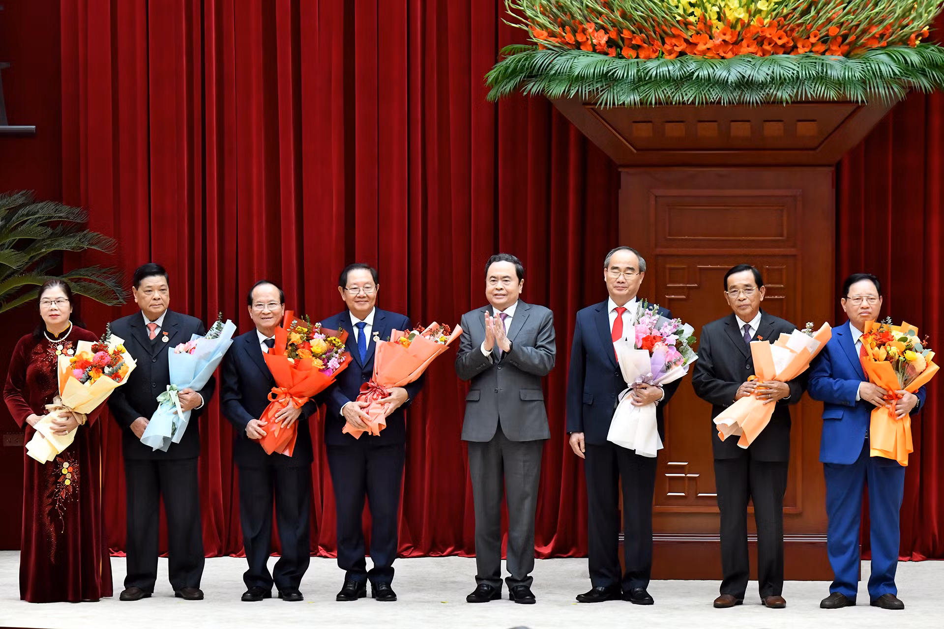 Chủ tịch Quốc hội Trần Thanh Mẫn trao Huy hiệu Đảng, tặng các đồng chí nguyên lãnh đạo Đảng, Nhà nước.