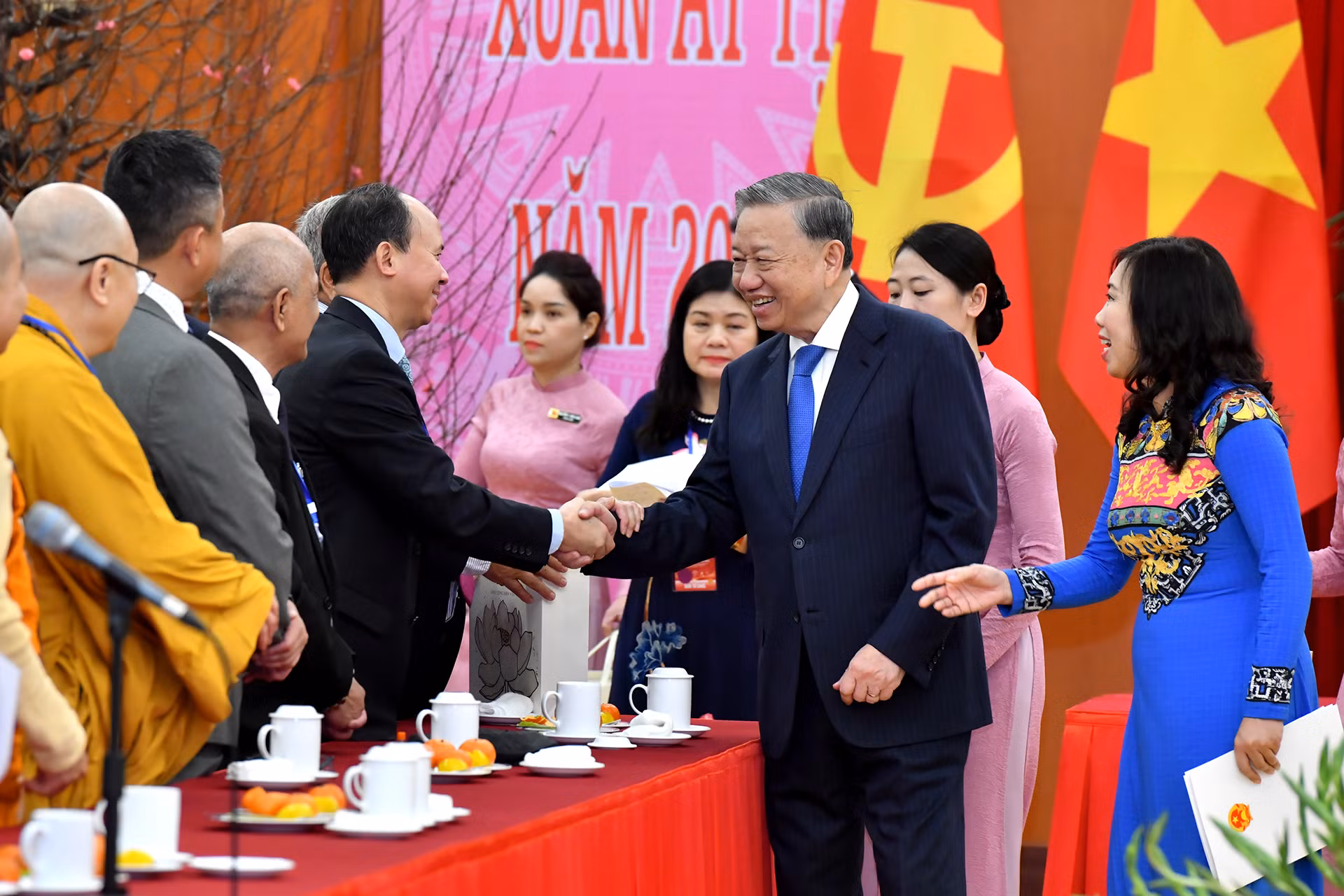 Tổng Bí thư Tô Lâm gặp gỡ đoàn kiều bào tiêu biểu về quê đón Tết cổ truyền và tham dự chương trình “Xuân Quê hương 2025”. Tổng Bí thư Tô Lâm gặp gỡ đoàn kiều bào tiêu biểu về quê đón Tết cổ truyền và tham dự chương trình “Xuân Quê hương 2025”.