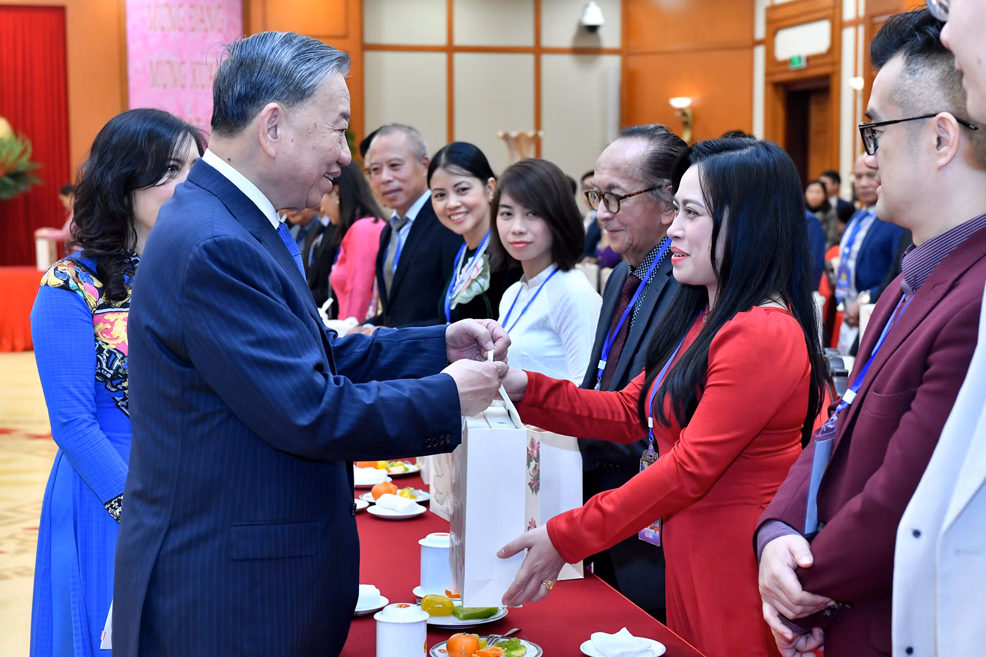 Tổng Bí thư Tô Lâm tặng quà kiều bào tiêu biểu tham dự chương trình "Xuân Quê hương năm 2025". Tổng Bí thư Tô Lâm tặng quà kiều bào tiêu biểu tham dự chương trình "Xuân Quê hương năm 2025".