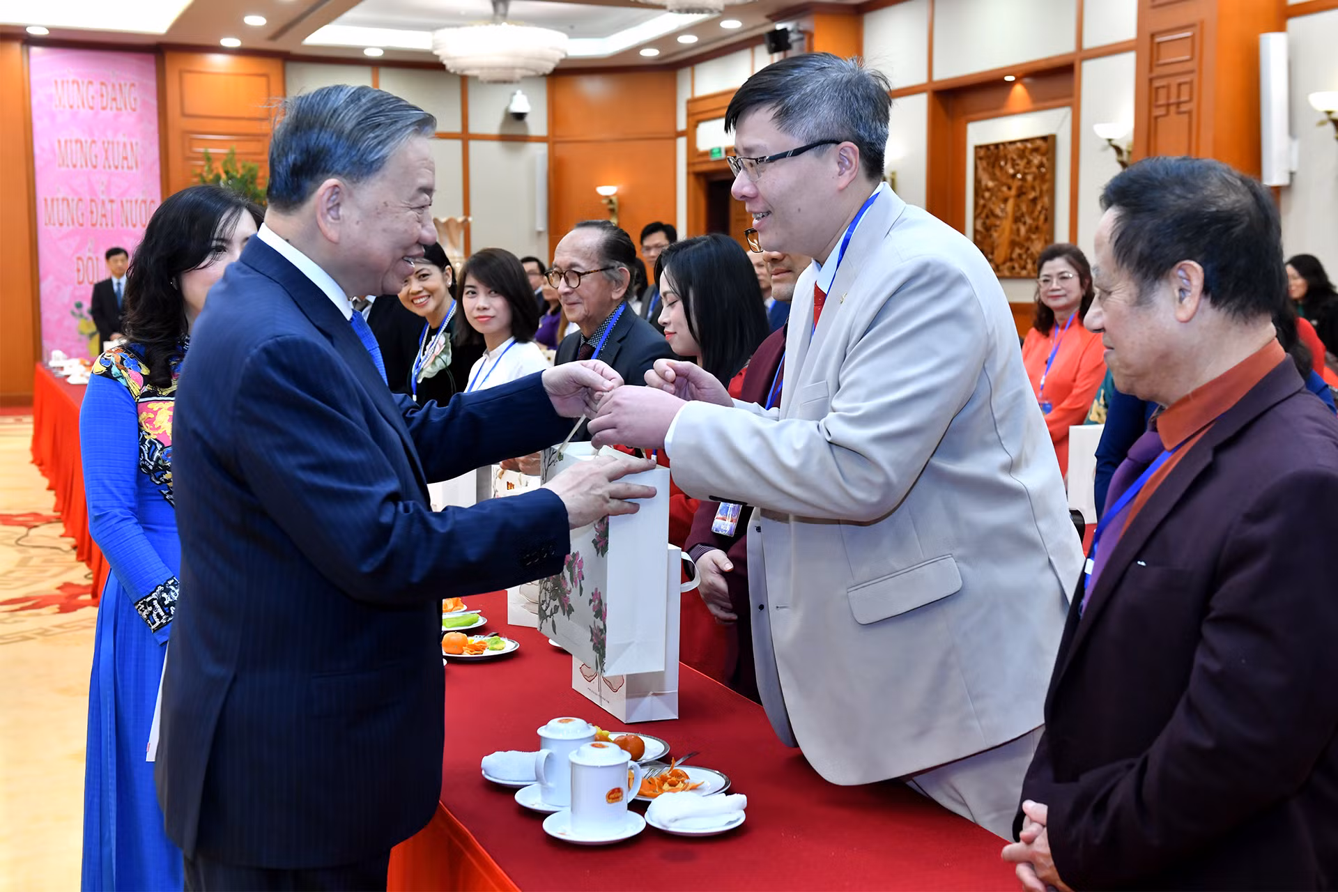 Tổng Bí thư Tô Lâm tặng quà kiều bào tiêu biểu tham dự chương trình "Xuân,Quê hương năm 2025". Tổng Bí thư Tô Lâm tặng quà kiều bào tiêu biểu tham dự chương trình "Xuân,Quê hương năm 2025".